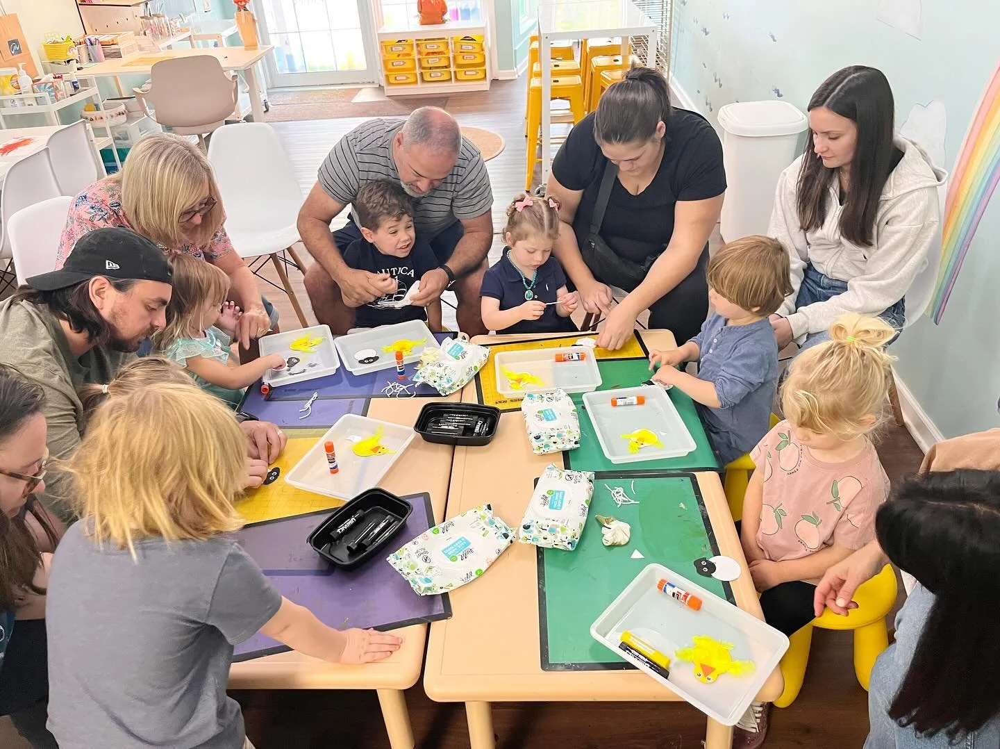 Our sweet, little Art Adventures MINI students are working with their families on sheep + duck puppets! 🥰🐑🦆