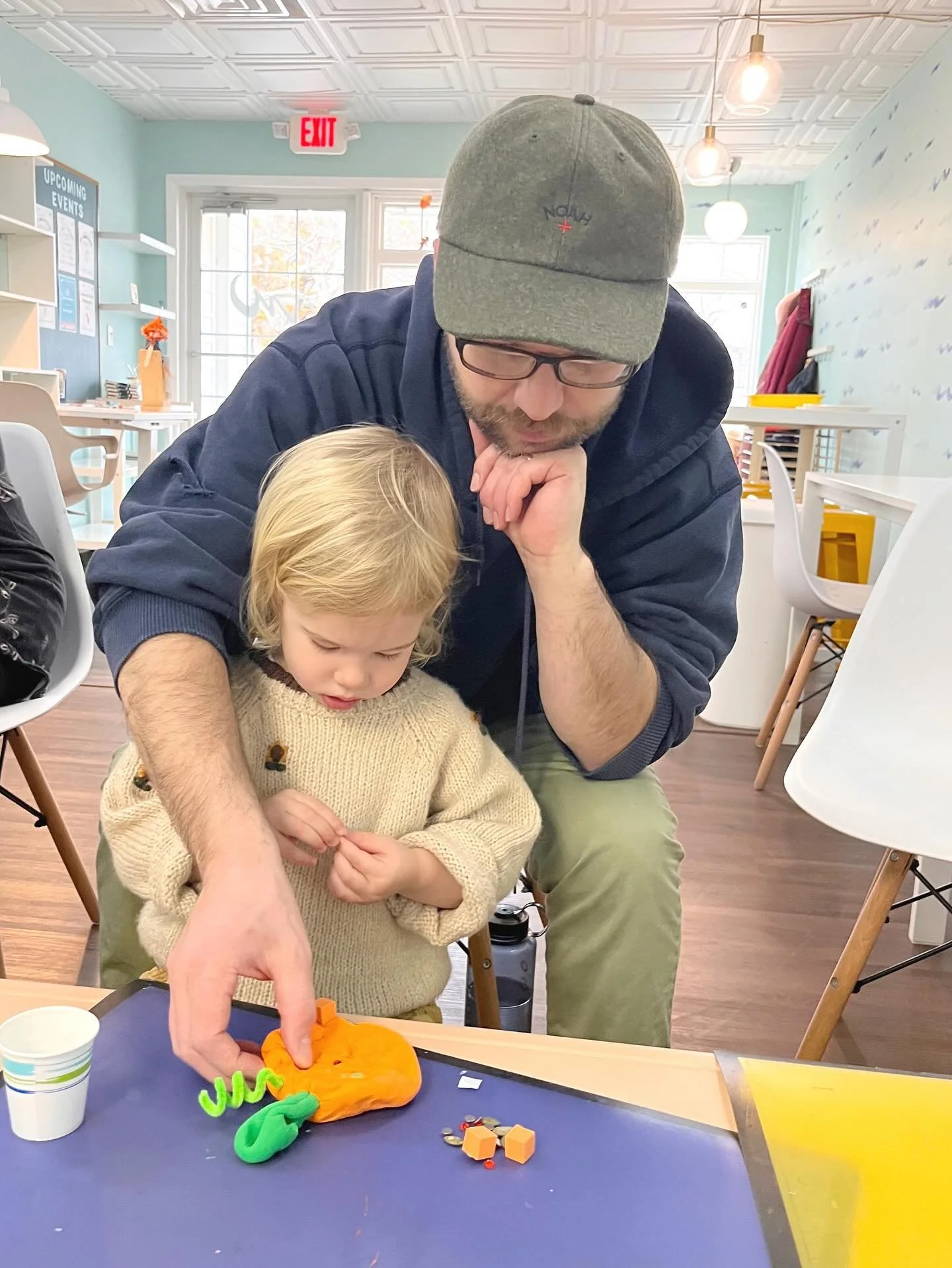 Our Art Adventures MINI students worked with Clay this week! They designed pumpkin pinch pots and filled them with orange trinkets of all shapes and sizes. 🎃🤩