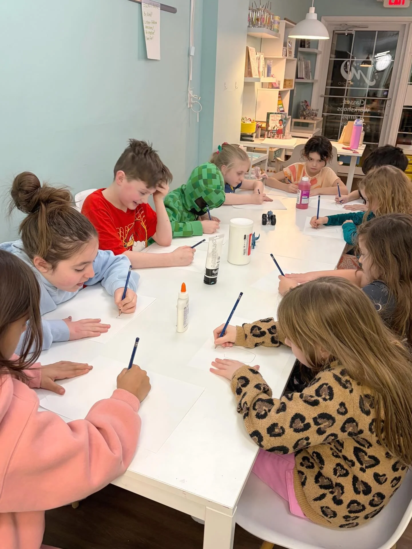 Nothing like a table full of focused and engaged kiddos. 🥰 Our Studio Art: Drawing students have been learning to draw still life objects using the counter line drawing menthod. ✏️ Next up, we learn how to show value using vine charcoal! 🖤