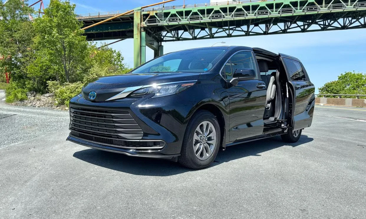 2025 Toyota Sienna Hybrid (8 seats)
