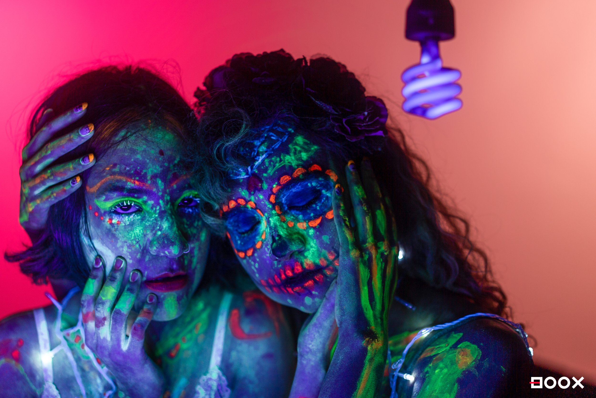 Cómo hacer fotografía ultravioleta con luz negra y maquillaje neón?  Tutorial y tips para merorar tu fotografía — BOOX Creative Co-Work