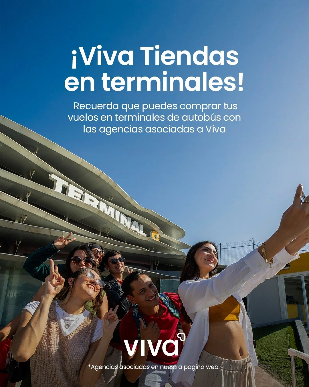 Fotografía Corporativa para Commercial y Publicidad, Monterrey, México:  Grupo de personas tomando una selfie frente a un terminal de autobuses con la palabra 'TERMINAL' visible, en un día soleado.