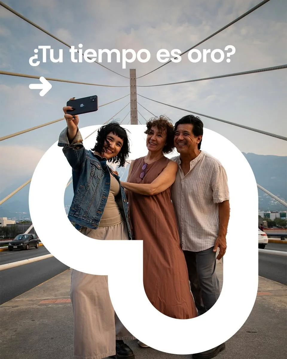 Fotografía Corporativa para Commercial y Publicidad, Monterrey, México:  Tres personas sonrientes tomando una selfie en un puente suspendido, con la frase en español '¿Tu tiempo es oro?' en la parte superior de la imagen.