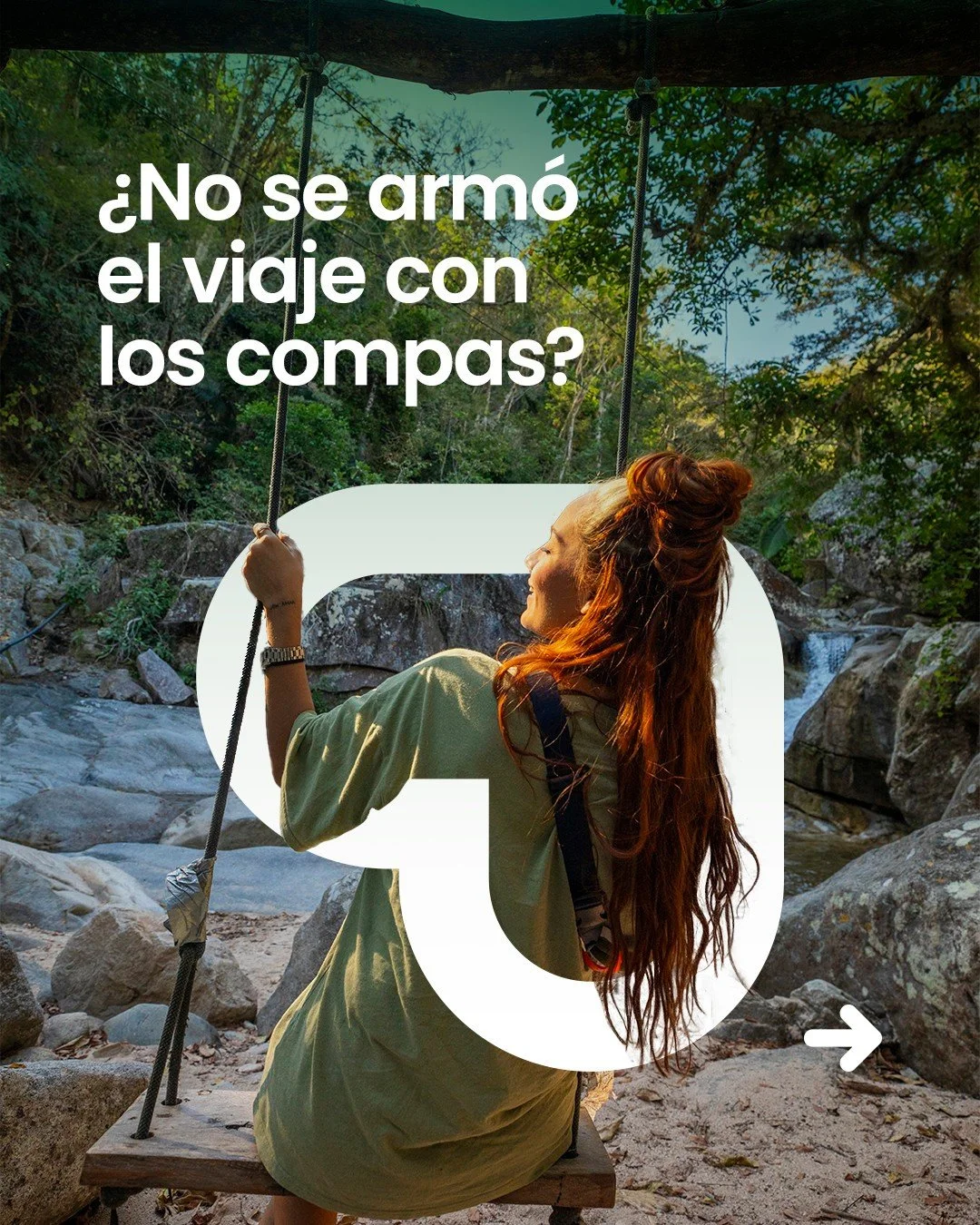 Fotografía Corporativa para Commercial y Publicidad, Monterrey, México: Mujer de cabello rizado con vestimenta verde sentada en un columpio en un entorno natural con árboles y río.