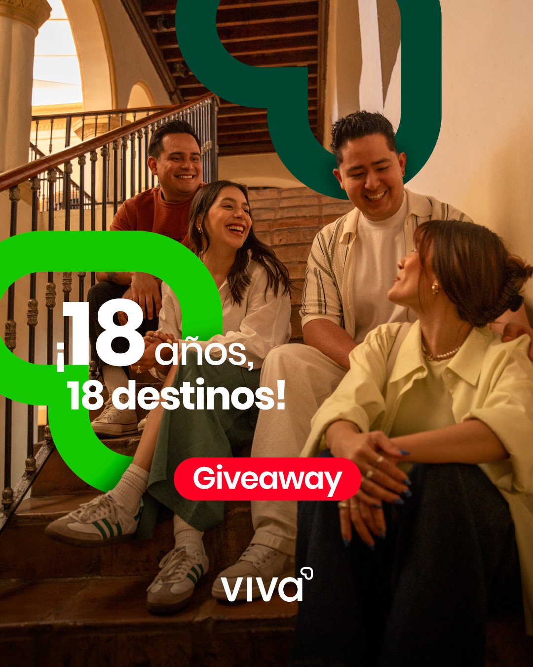 Fotografía Corporativa para Commercial y Publicidad, Monterrey, México:  Un grupo de cinco personas jóvenes y adultas sentadas en una escalera de madera en el interior de una casa o edificio, riendo y conversando entre ellas.