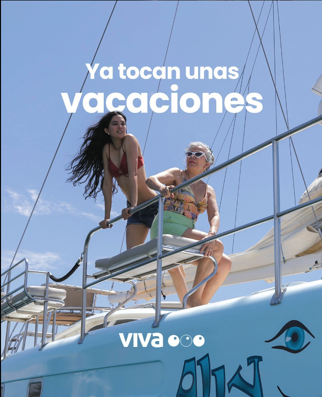 Fotografía Corporativa para Commercial y Publicidad, Monterrey, México:  Dos mujeres en barco, una joven con blusa roja y otra vieja con gafas, disfrutando del sol en un día soleado para vacaciones.