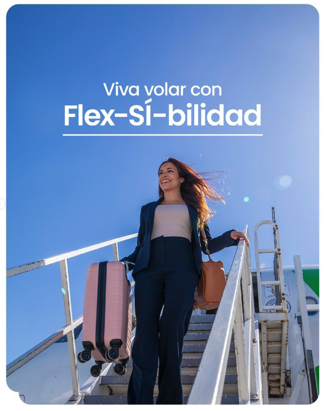 Fotografía Corporativa para Commercial y Publicidad, Monterrey, México:  Mujer sonriente bajando las escaleras de un avión con maletas, vista hacia arriba, cielo despejado.