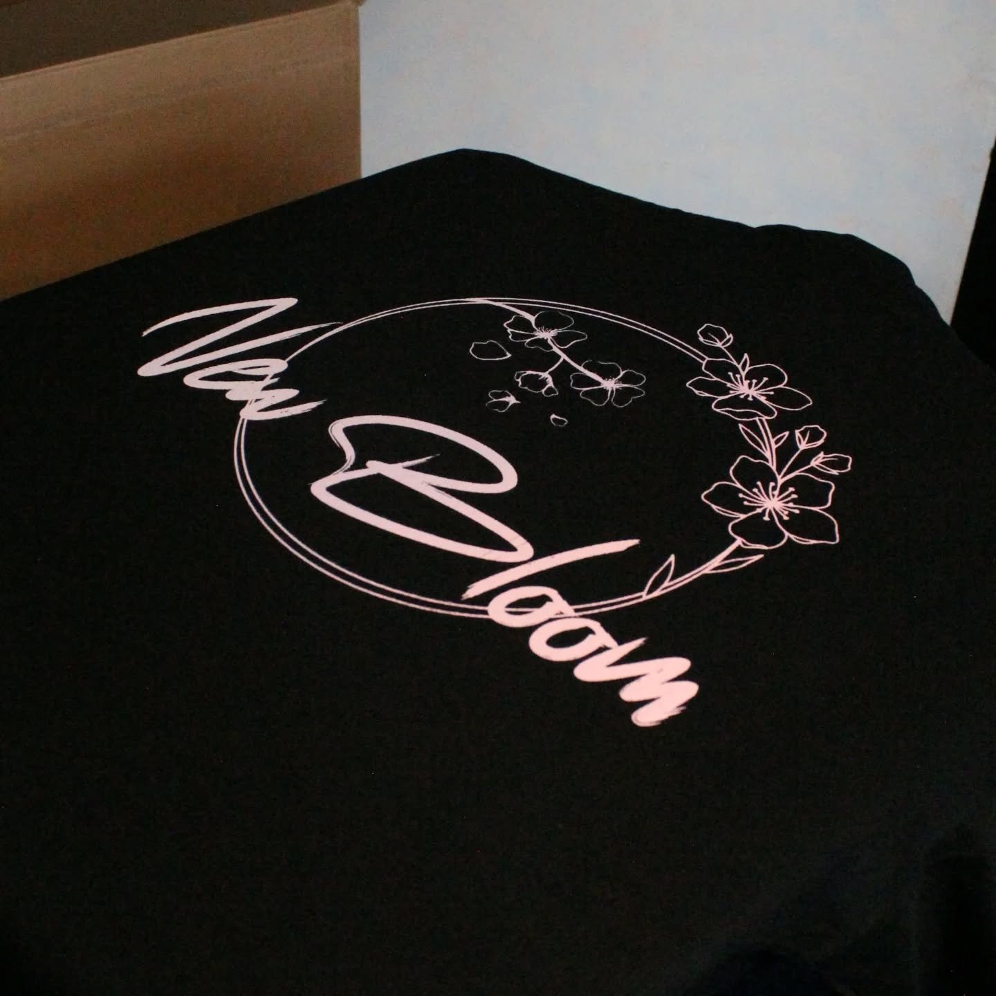 Loved printing this spring design for @new_bloom_covers 🌸🌺🌷We decided to do the gradient with blending pink, white and lilac ink , and it turned out really pretty (but you can't really see in the pictures 🥲).
This design has been printed across h