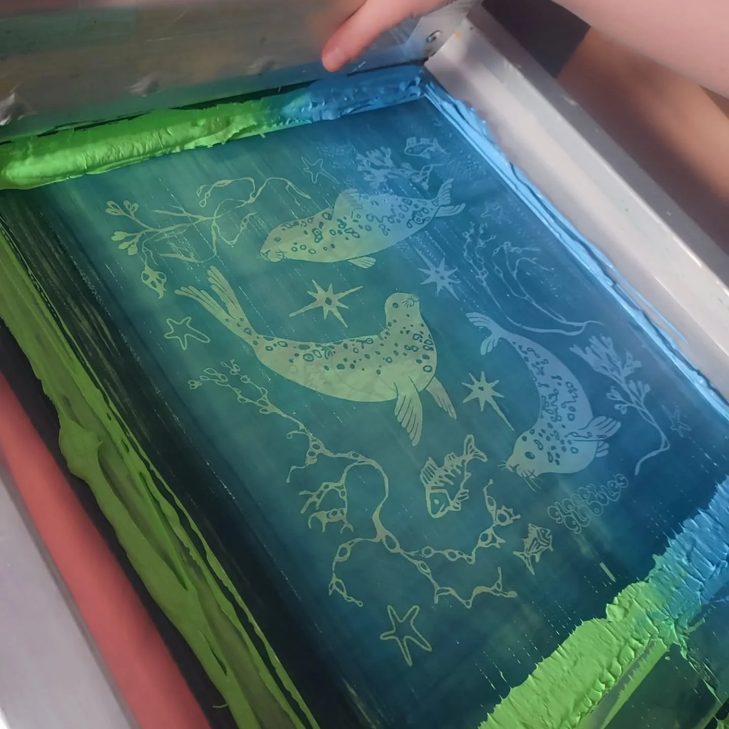 Here's what we've been up to recently with @gloopyglobules - screenprinting colourful tote bags with this split fountain technique for her merch line. 

It's been great to experiment with blending colours this way (as customers never dare to ask for 