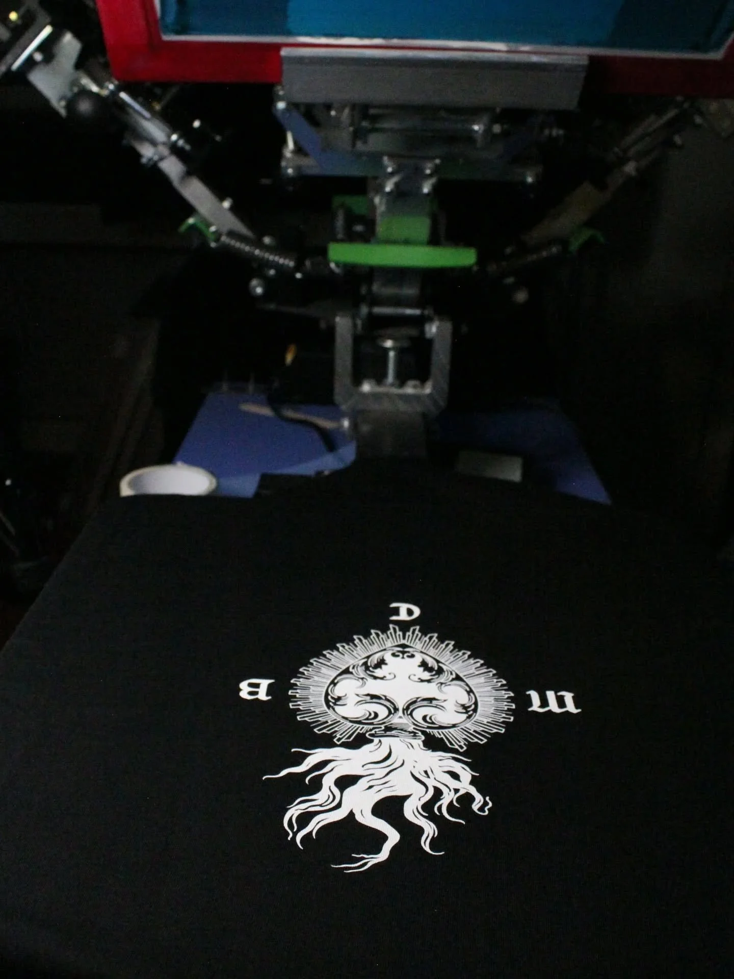 Love printing tattoo designs, they always come out so crisp! 🥹

Printed on @ascolour block tees with waterbased white. 

#screenprintingbusiness #shirtprinting #streetwear #tattoodesıgn #sheffieldbusiness