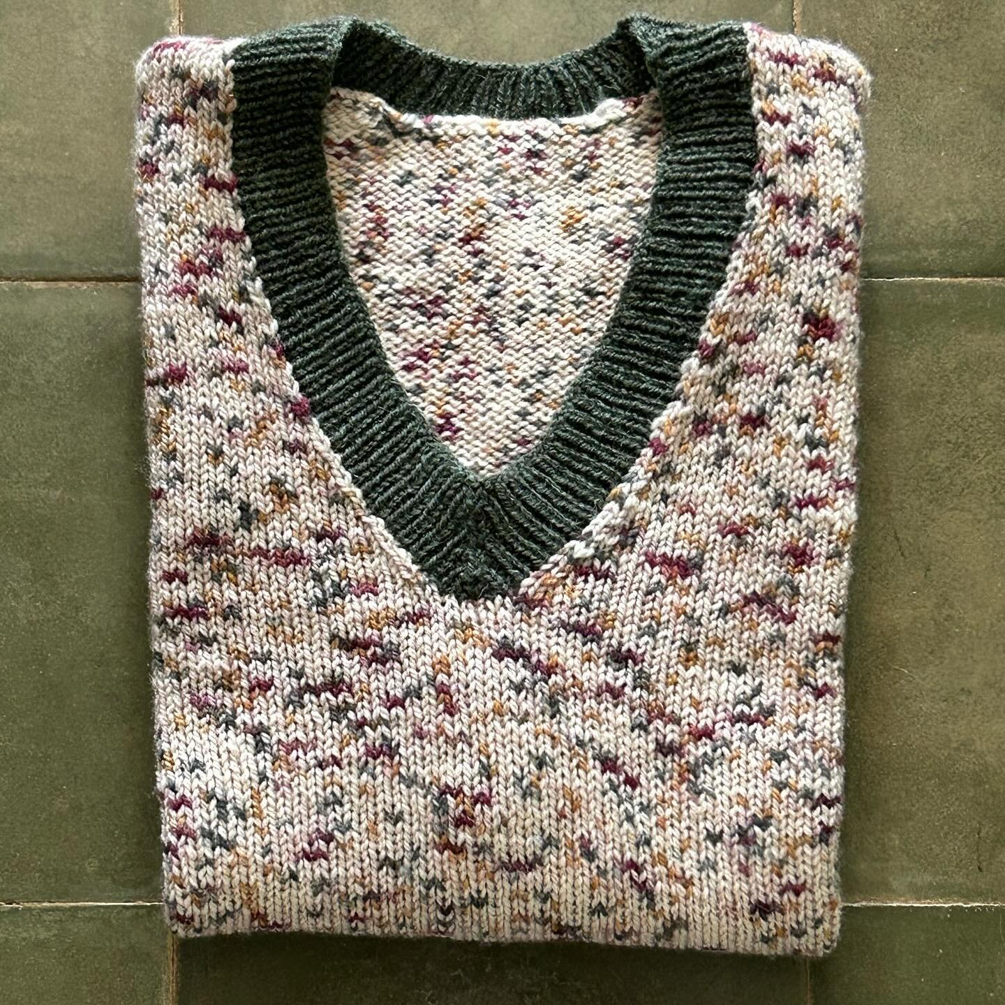Finito! Mais ou menos bem, mas mais bem do que menos bem! N&atilde;o sei se me expliquei &hellip; 🤨! #tricot #knitting #malha #memade #handmade #fuieuquefiz #mojitovest