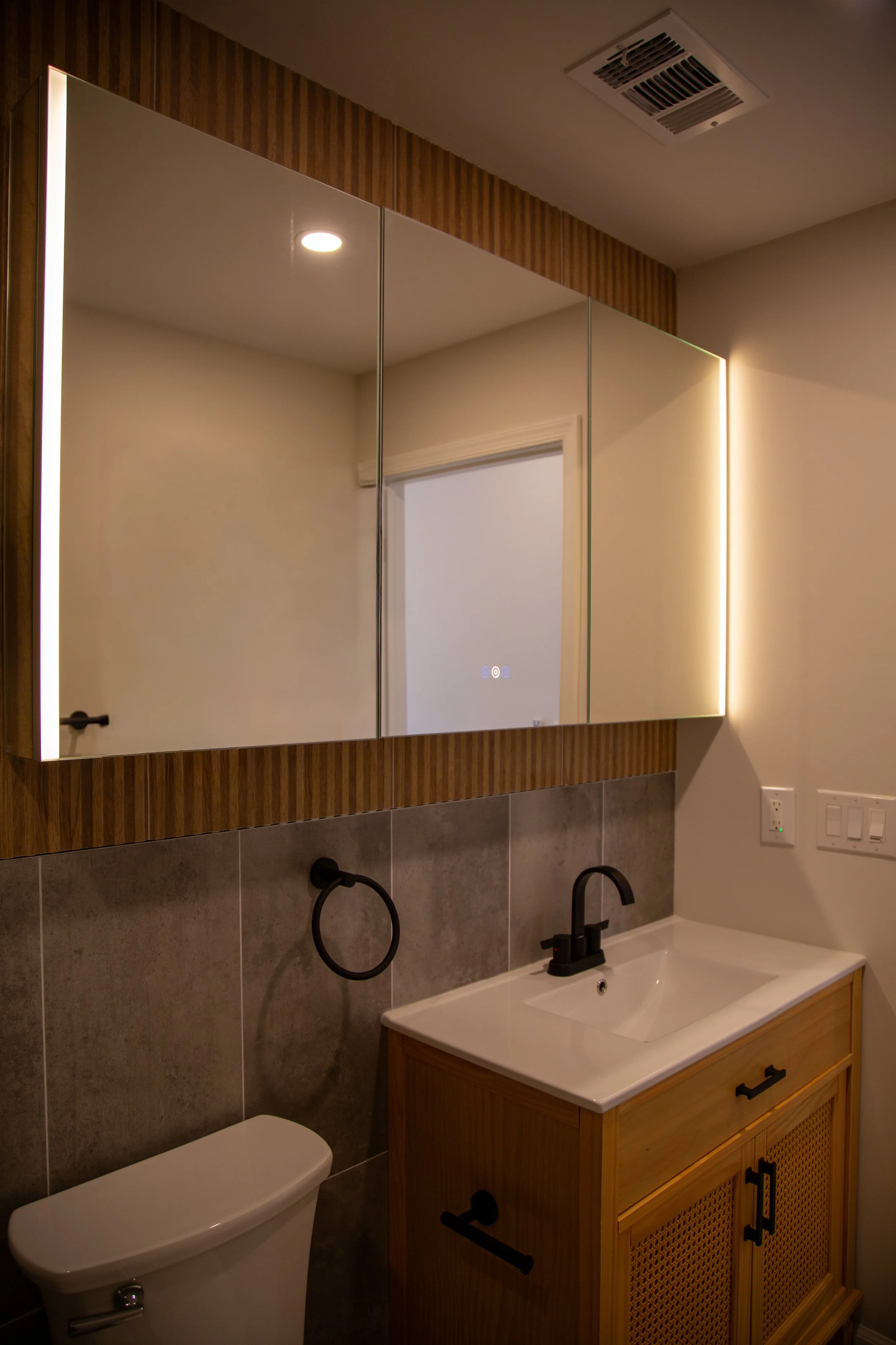 Bathroom 1_upstairs_1.jpg