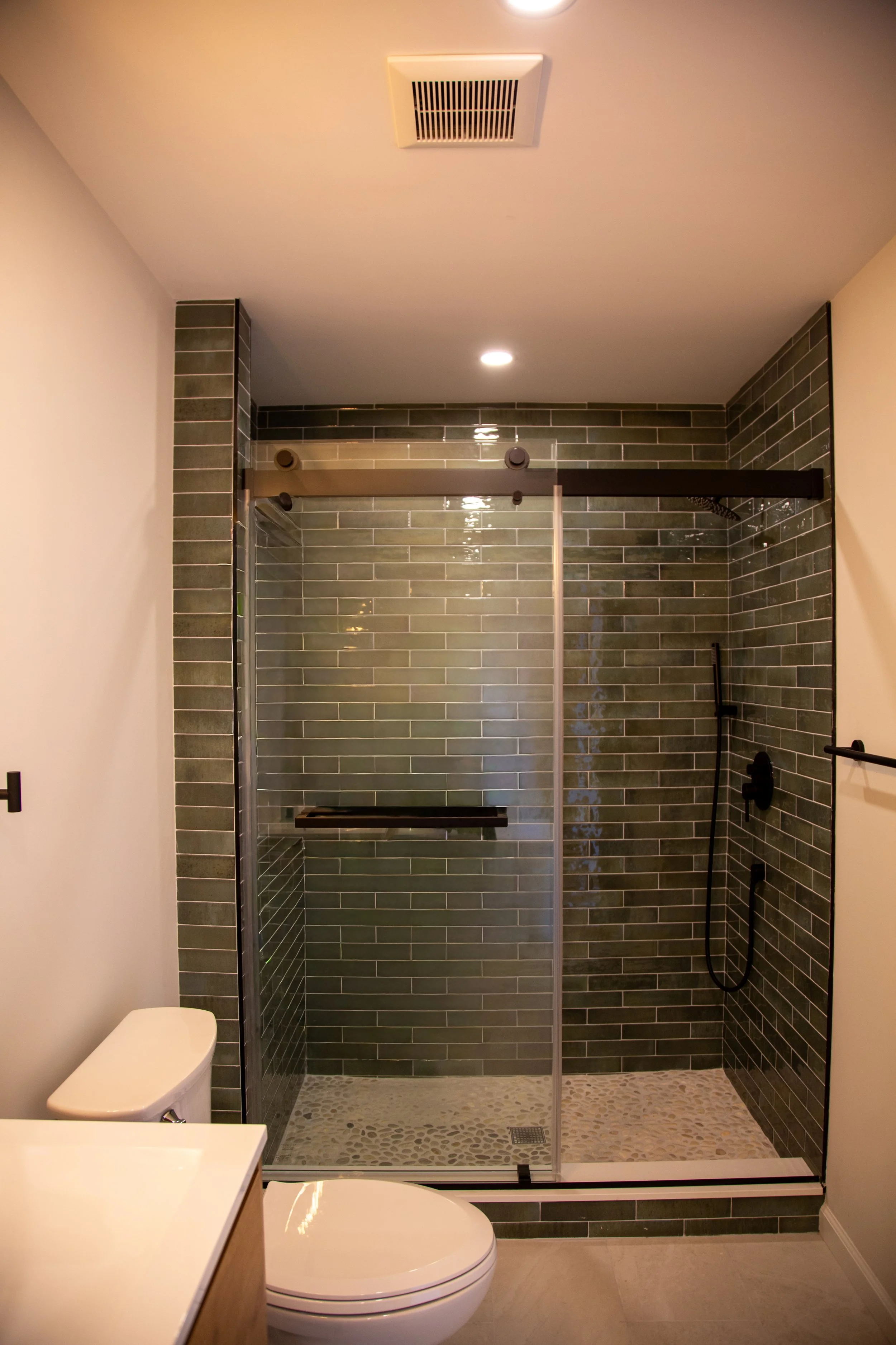 Bathroom 2_upstairs_2.jpg