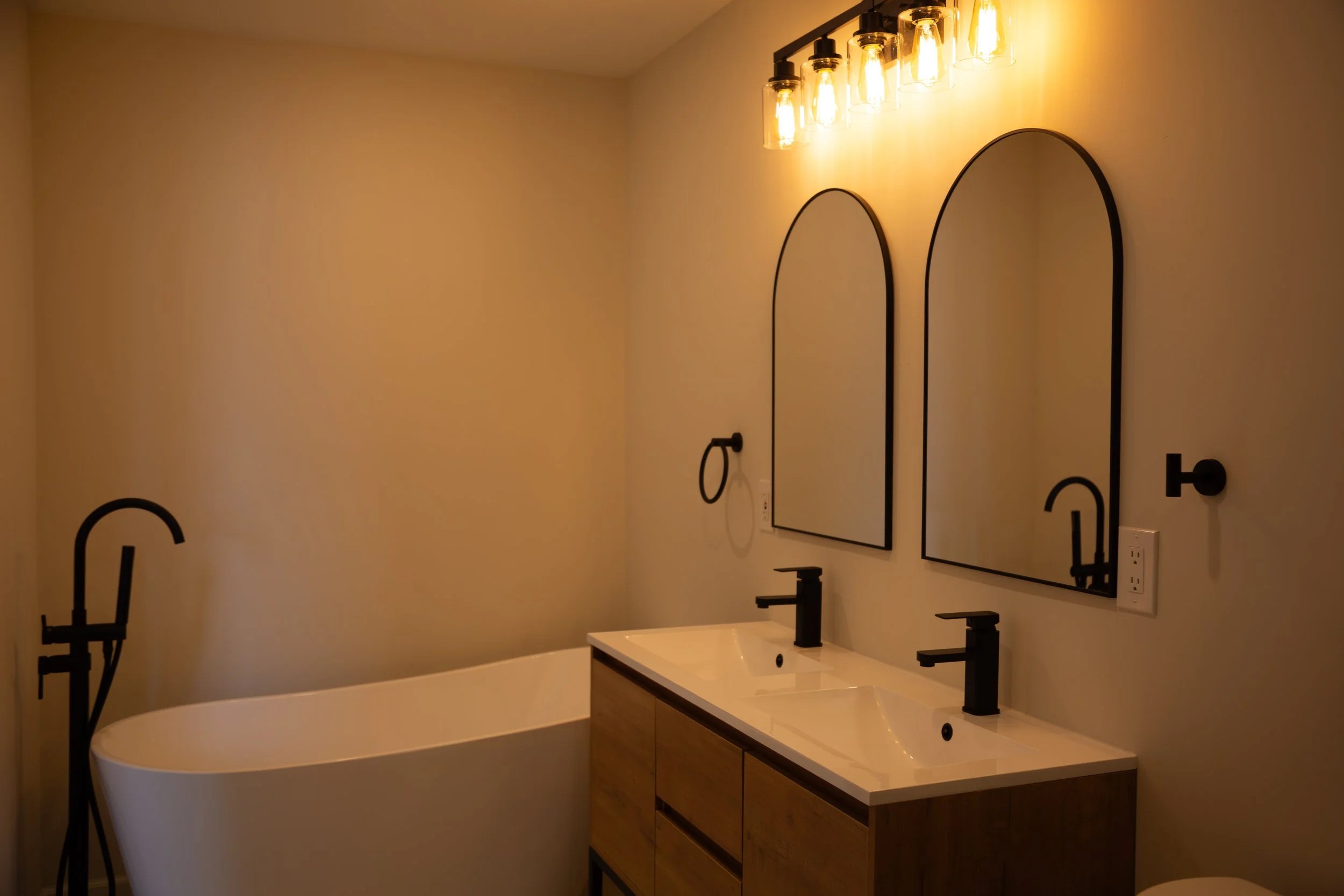 Bathroom 2_upstairs_3.jpg