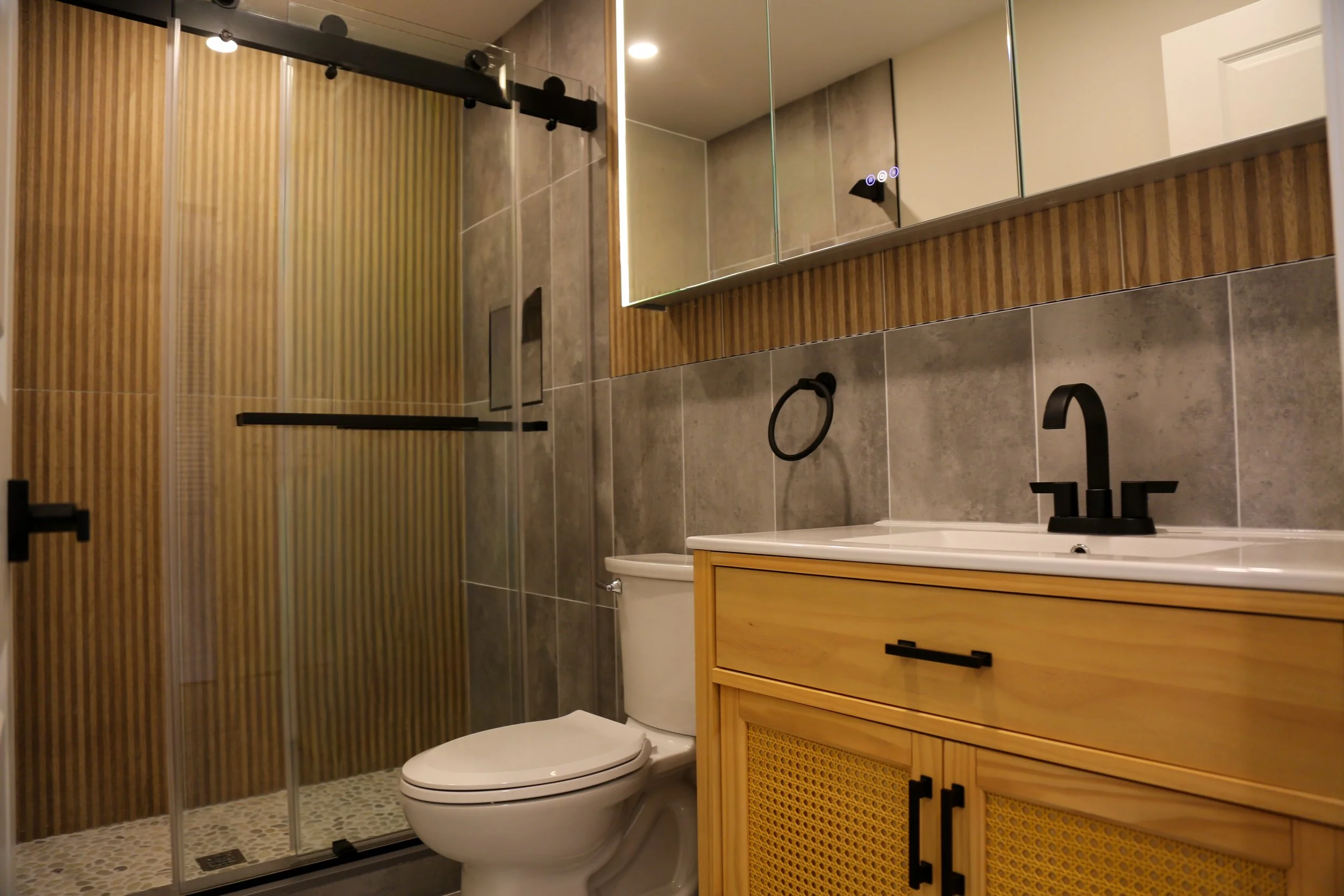 Bathroom 1_upstairs_3.jpg