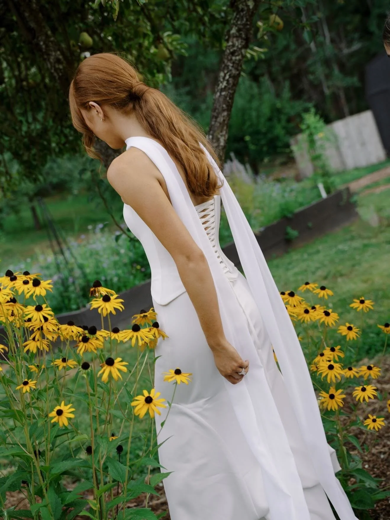 In Napa Valley, this wine focused wedding blended natural beauty with refined design.
Orchard inspired details, garden florals, layered linens, and candlelit tables created a romantic, lived-in atmosphere that felt both elevated and intimate. Every e