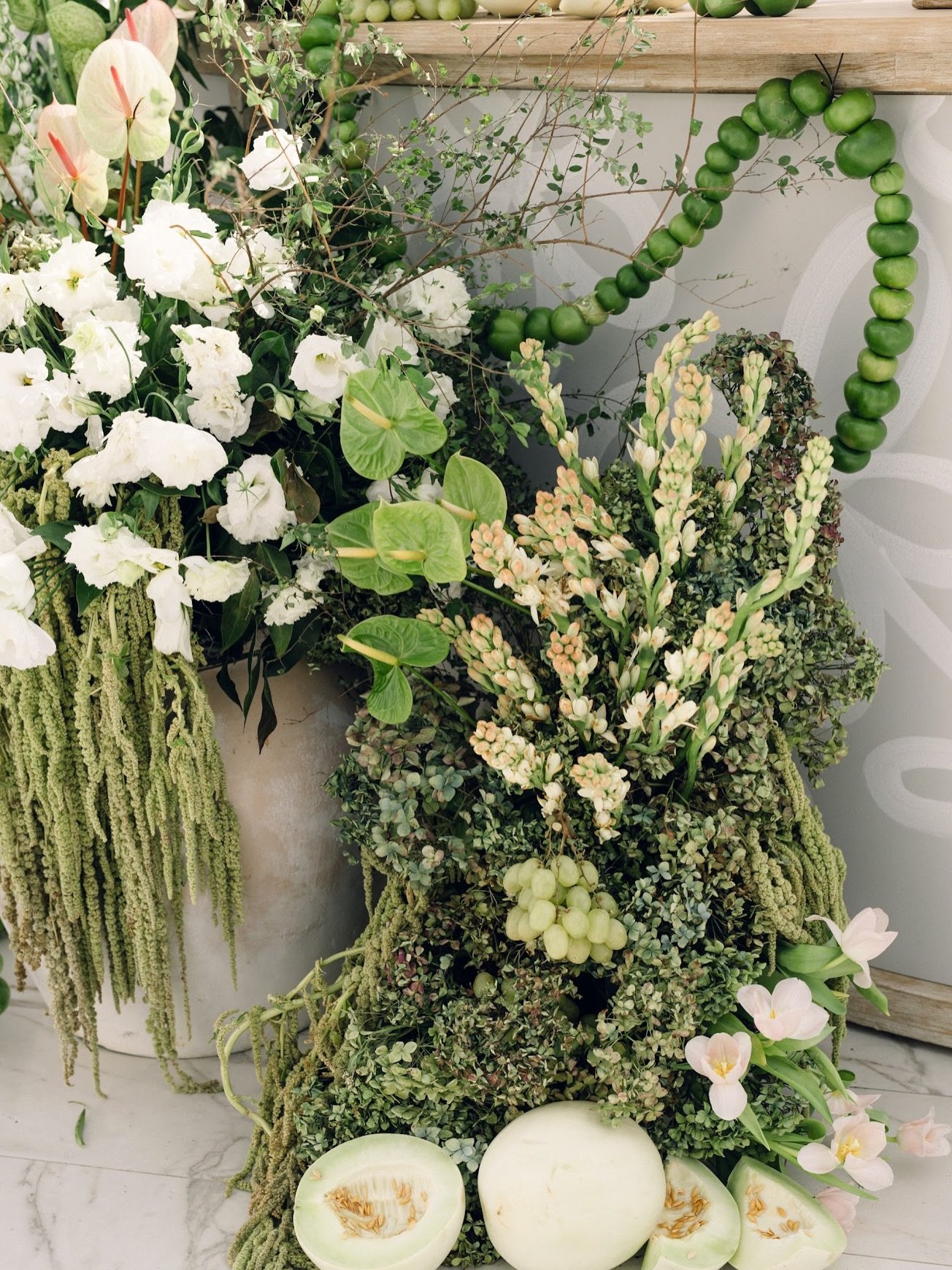 A city that understands craft. San Miguel de Allende made room for custom stone tables, sculptural banquettes, and hundreds of real-flame candles floating overhead&mdash;proof that no idea is too ambitious when the right artisans are involved. Counti