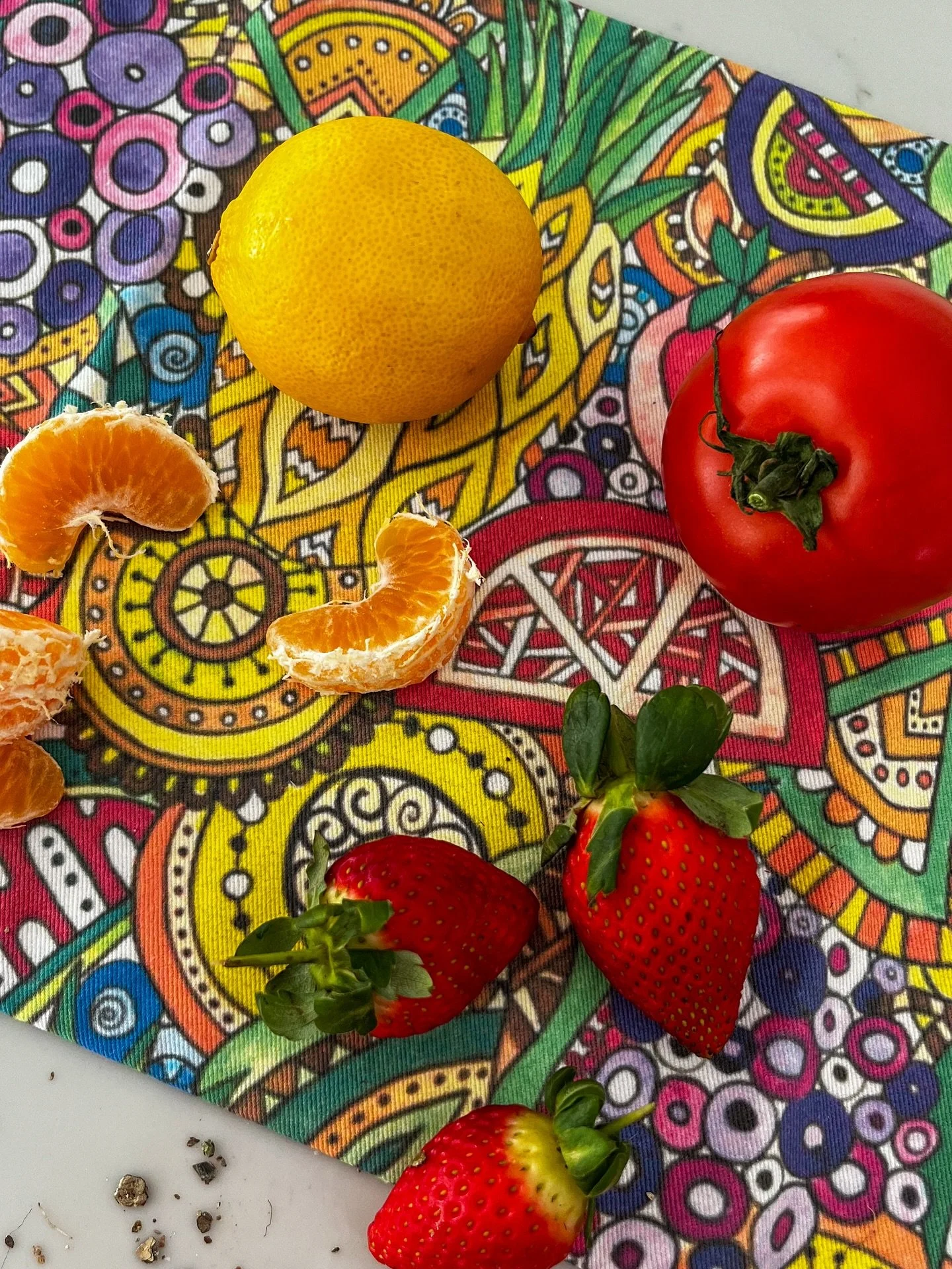 Feeling Tutti Frutti! A zesty watercolour design inspired by my kitchen palette🍴🎨

This cheery mix of fruity shapes and colours celebrates the beauty of fresh produce and the energy it brings to our plates!

How to use this tea towel? 

🍓 Brighten