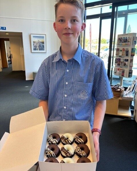 Now, we don't want to intimidate any of the MARVELOUS bakers that regularly drop off Good Bitches Baking to our Foodbank.
But we think Cameron Clarke from Mount Aspiring College has really raised the bar!
Check out the St Patrick's Day cupcakes!! 🧁
