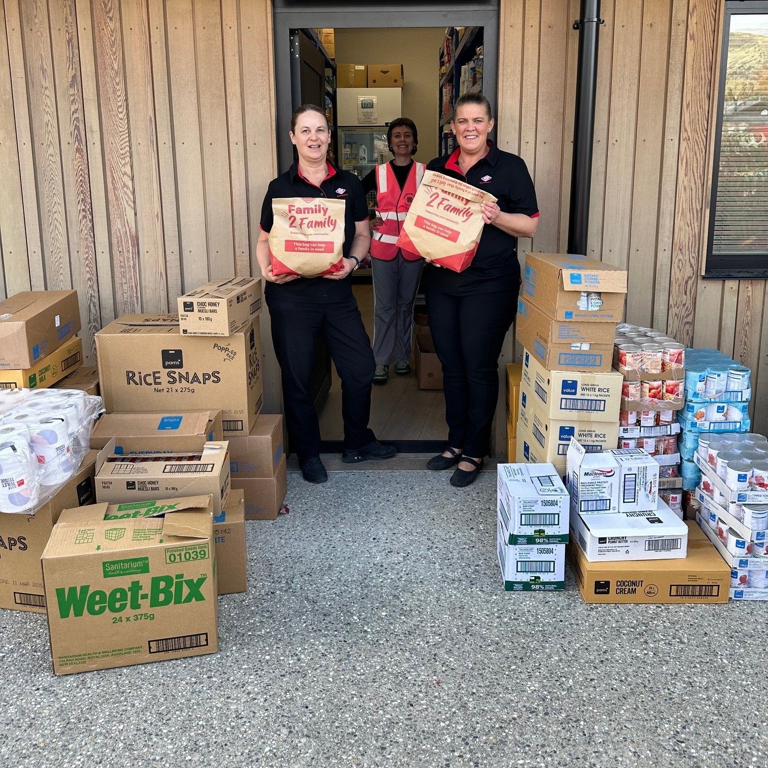 New World's Family to Family promotion is back and we are loving seeing all the donated food bags coming through our Foodbank doors 🥰
Next time you visit New World Wanaka or New World Three Parks you can either: fill a bag of Foodbank - friendly pro