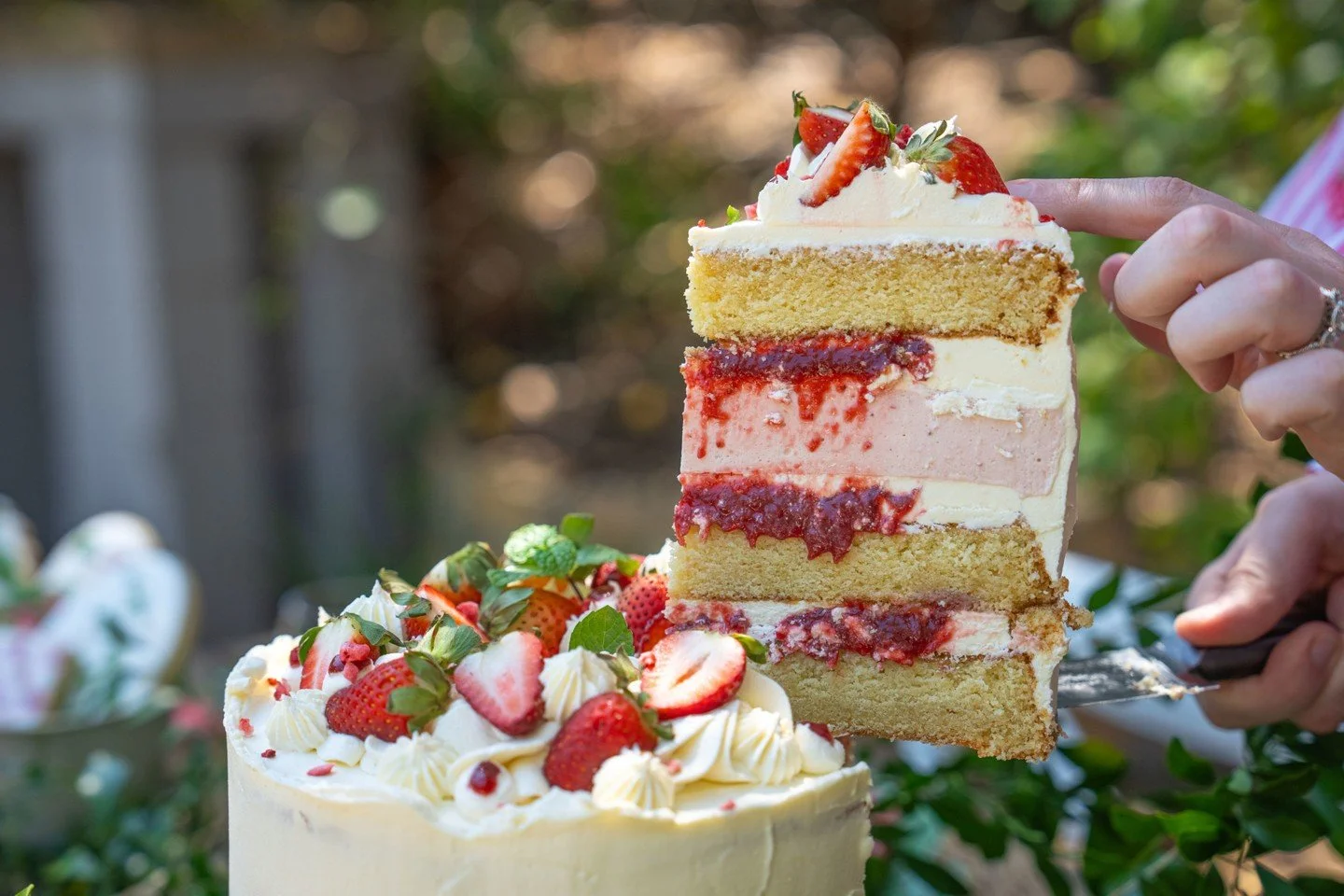I haven't baked in AGES, so I reached a point where I was desperate for another strawberry moment...and with the help of @cookiesbylolli, I think we nailed it 🍓✨
I baked a vanilla layered cake, with vanilla buttercream, strawberry reduction and a s
