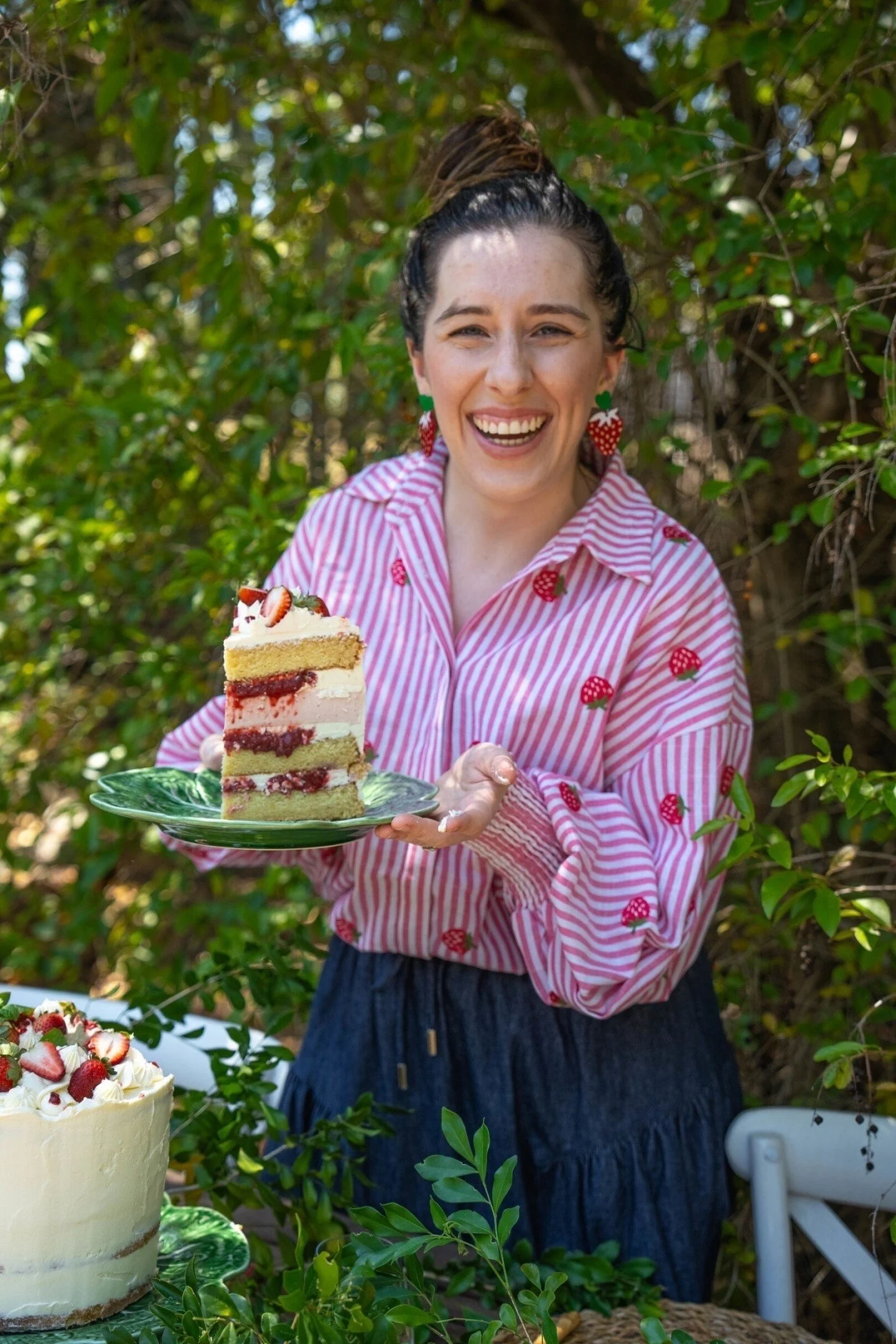 My strawberry cravings are now satisfied 🍓🍓🍓 (I think haha). Featuring layers of vanilla sponge, strawberry cheesecake and a strawberry reduction 🤤 I hope your day  is as sweet as this cake slice!