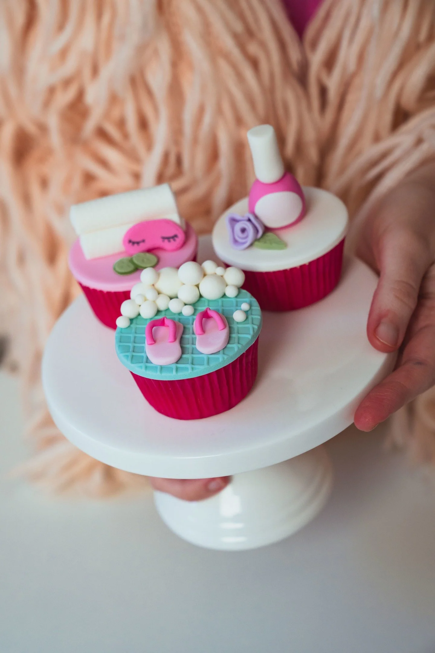 This class is my first online 'baby' (so-to-speak 😆) ✨ 🧁  so it holds a deep place in my heart.

Party Ready Cupcakes Made Easy is packed with fun and versatile designs for so many party occasions, and it's read for you to watch right now! 

Swipe 