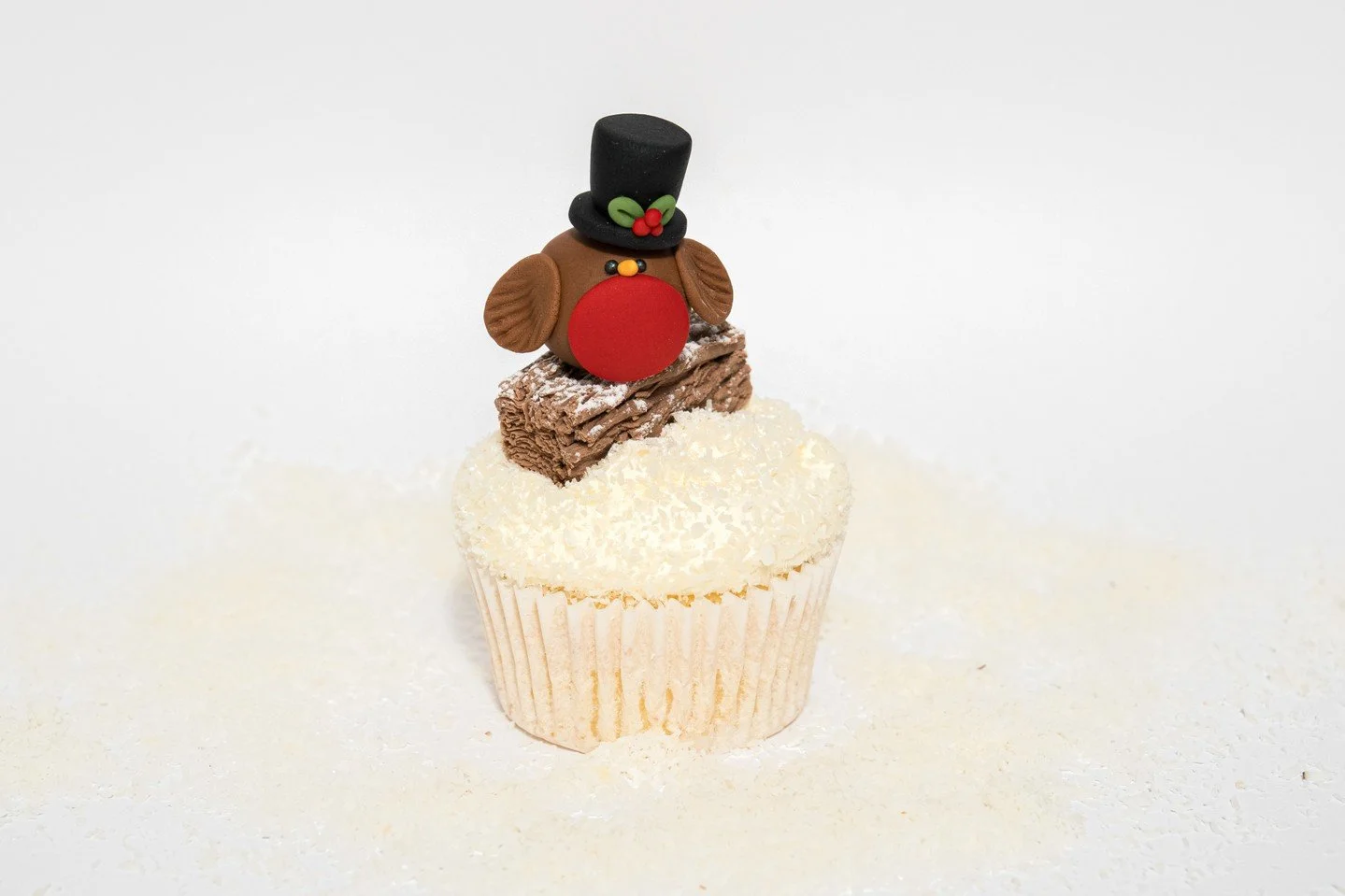 🌲 Meet the fanciest little robin in the forest! Isn't he a little cutie in his top hat? 

I didn't have the time to make a log out of fondant, so I used a Flake instead. I actually think it works even better! Super easy and a definite time saver (no