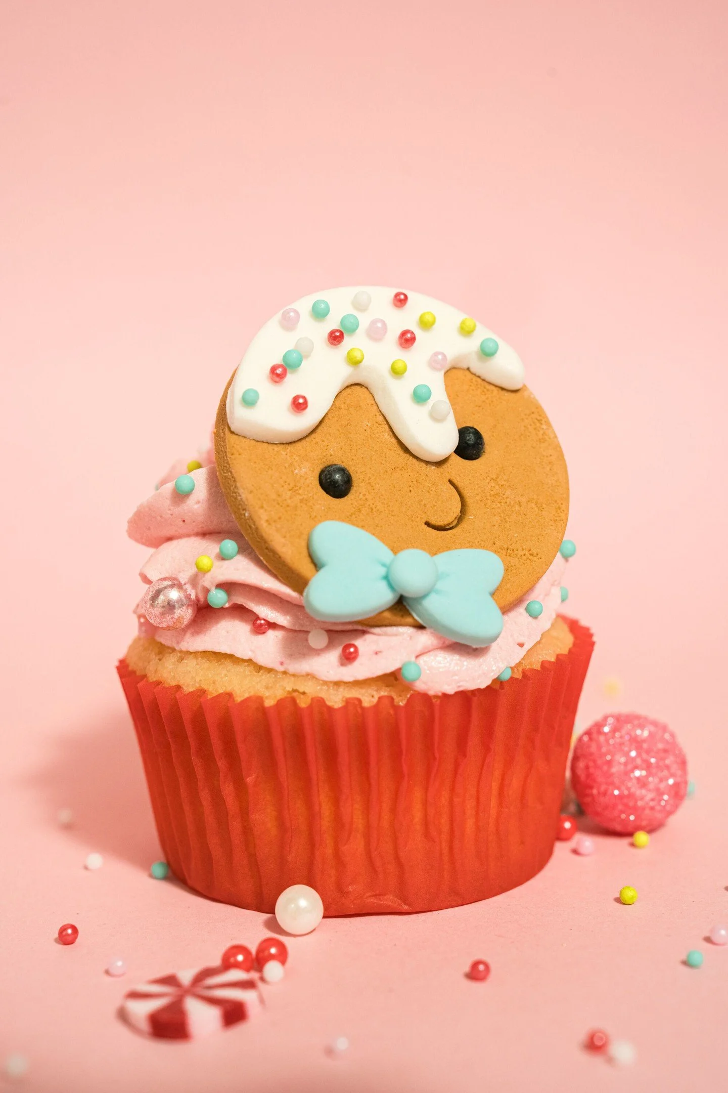 It felt like too much effort to whip up gingerbread cookies this year (😅), so I made a cute little gingie fondant topper instead 😁💙 I love his cute bowtie!

Happy Christmas Eve everyone and enjoy a wonderful Christmas Day!

#christmascupcake #ging