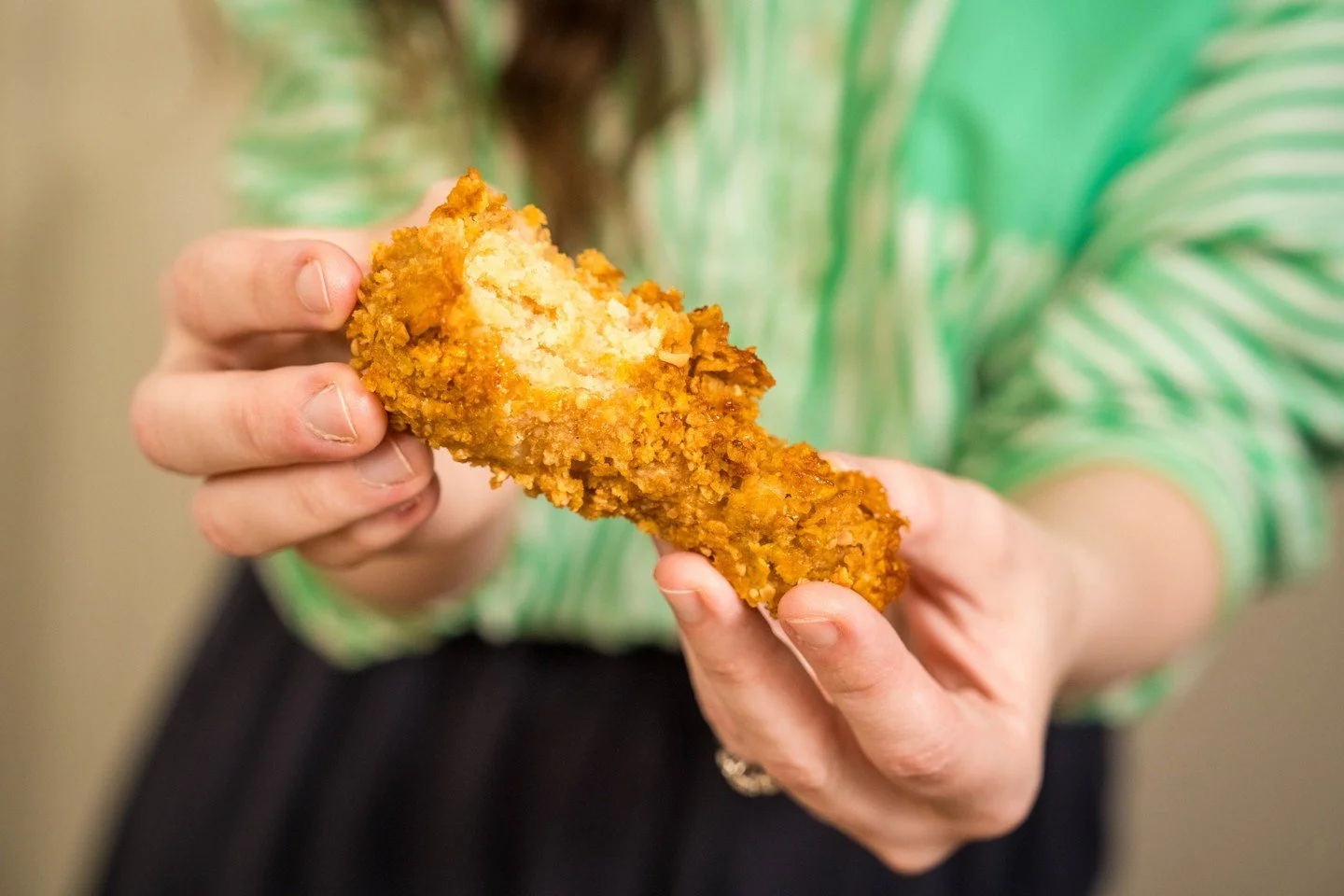 🍰 🍗 Tbh, I wish this cake was REAL chicken. 

Thanks for all the love on my realistic fried chicken wing cakes! The only downside to making these is that they leave me craving the real thing. Now excuse me as I head out to my nearest KFC 😆