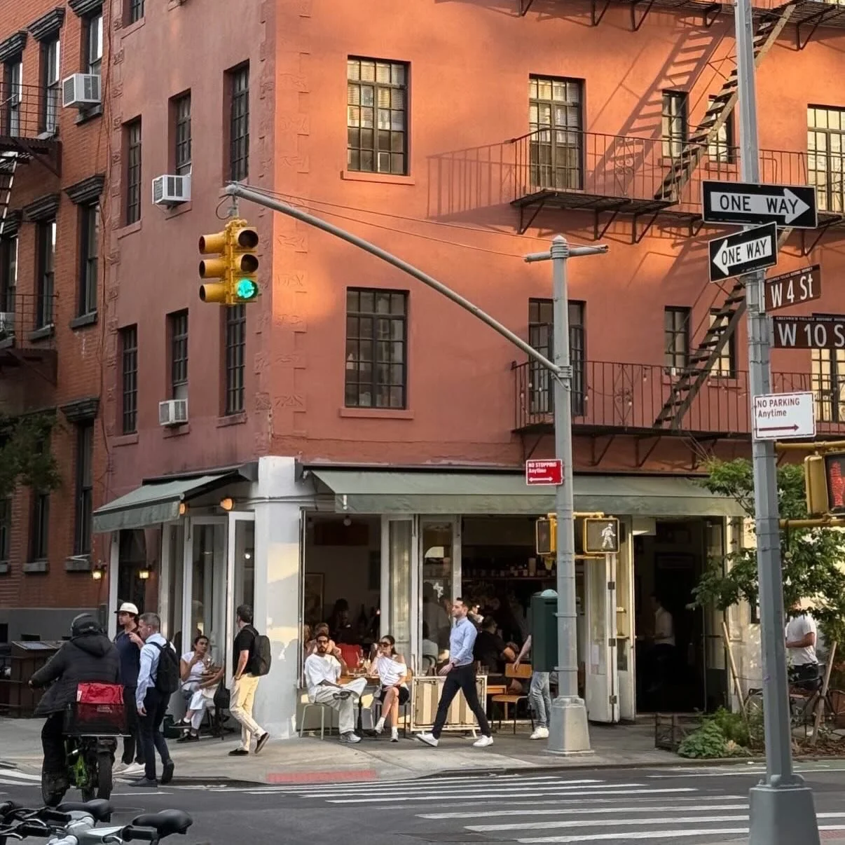 We have ap&eacute;ro at St J Mon-Fri 2:30-5, and weekends 3-4:45. Excellent time of day to beat the afternoon blues and share a bottle and some snacks. Music is on, windows are open. No reservations, just walk in:)

Thank you to @theporterpassport fo