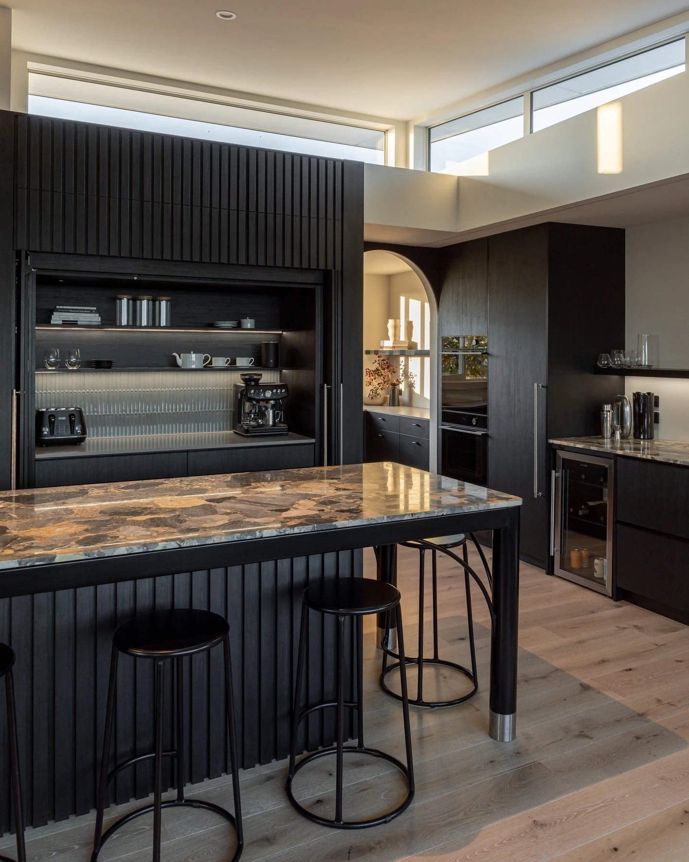 Seaview Project: Kitchen Renovation
BH Construction, led by Langa, managed the complete kitchen renovation, designed by Katie Scott from Sticks and Stones. This kitchen features smart layouts, high-quality finishes and seamless integration with the s