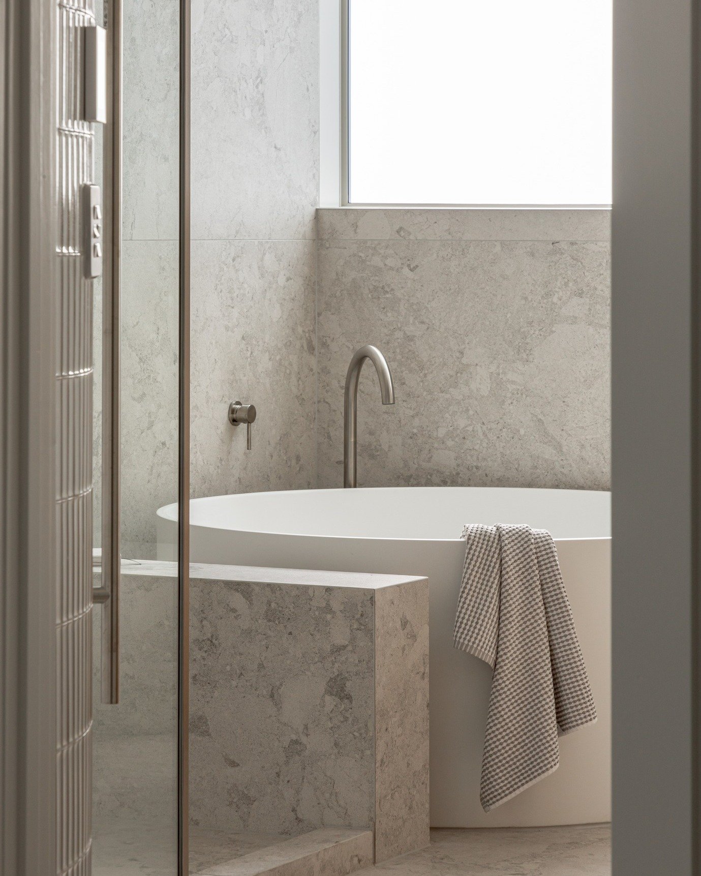 Texture, tone and timeless appeal.
This bathroom pairs natural stone, soft beige and timber tones to create a calm, refined space.
Built to last, designed to feel effortless.

Photos - @johnwilliamsphotography
Interior design - @sticks_stones_design
