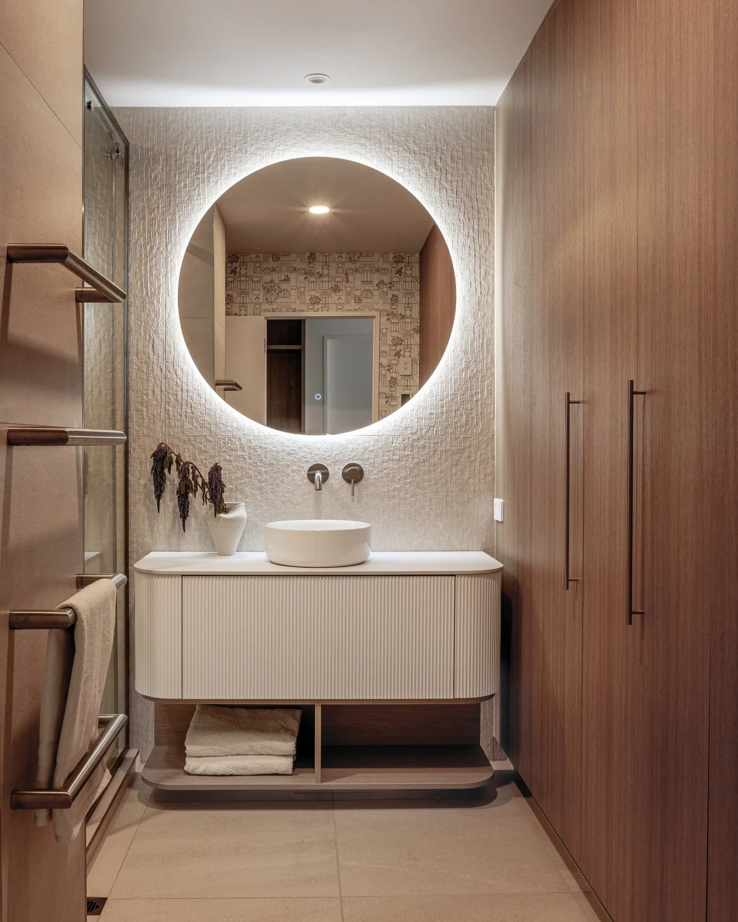 The things you don't immediately notice.

This compact bathroom features a cleverly concealed laundry, creating a clean, uncluttered space without compromising on functionality. A practical solution that blends seamlessly into the overall design.

Co