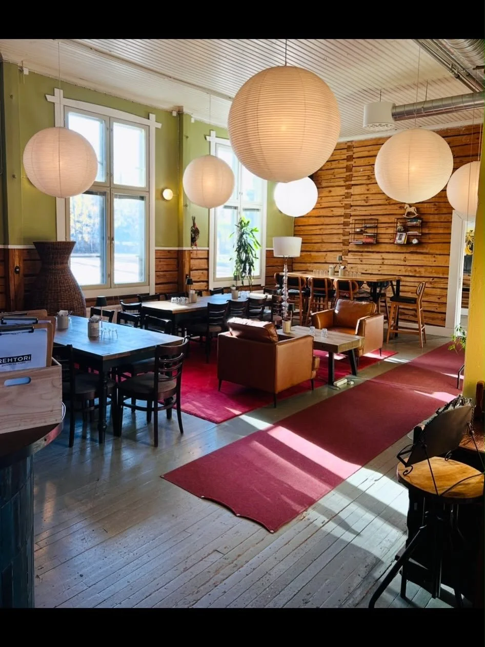 Rehtori t&auml;n&auml;&auml;n ja Rehtori silloin kun avasimme.
Entinen on ilmavampi, mutta nykyinen viihtyis&auml;mpi?
Kumpi sinua miellytt&auml;&auml; enemm&auml;n?
#pizzeriarehtori #pizza