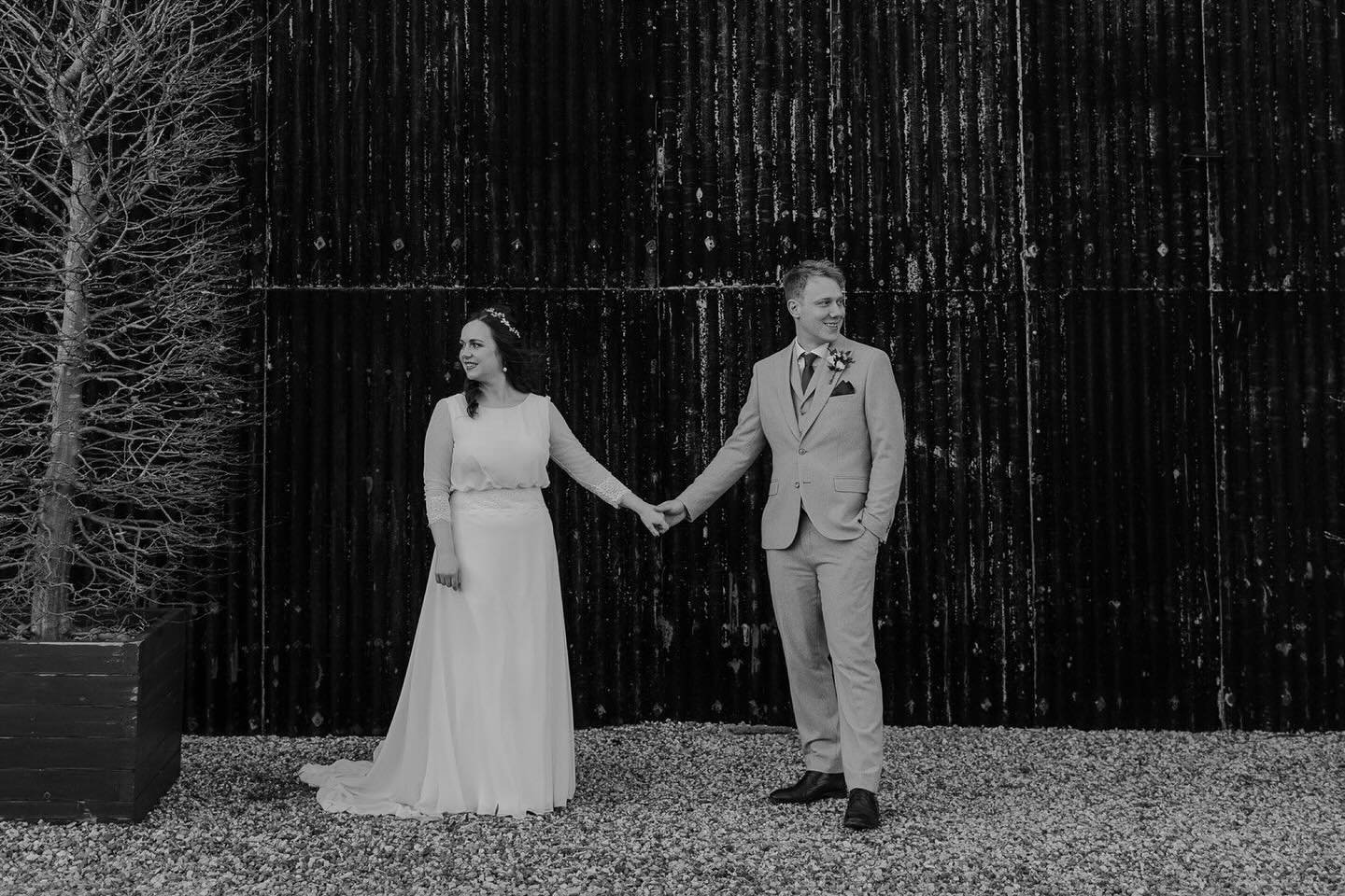 When close friends tie the knot 🪢 and you get to capture it all. What a day 🥹

J &amp; L 🤍🌿

Venue: @crippsbarn 
Flowers: @go_wild_flowers 
Video: @helenamidgleyfilms 
MUA: @emilytarrantmakeup 
Hair: @fordhamhairdesign 

.
#somersetweddingphotogr