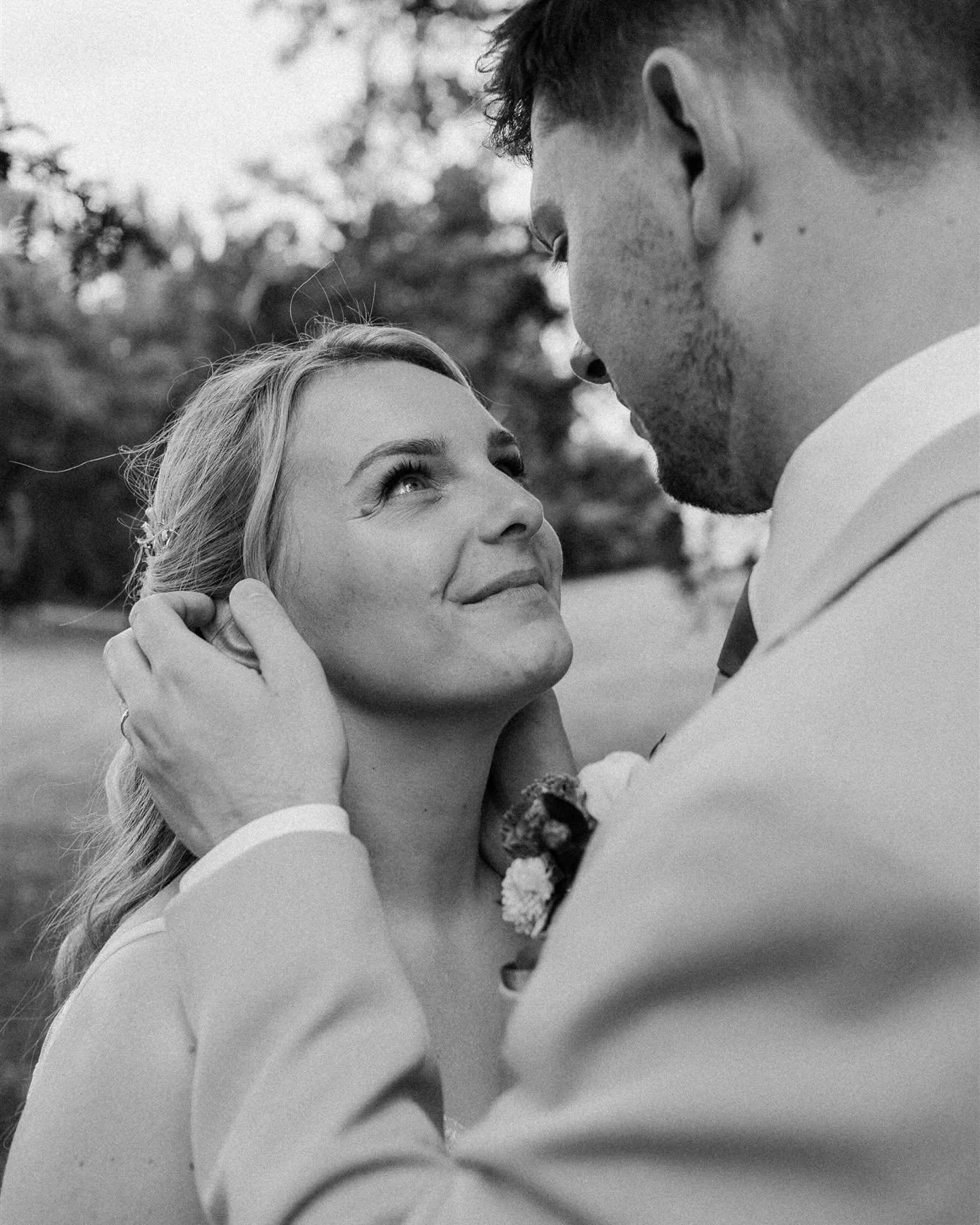 The Mittens 💫🕊️ | G&amp;L @thegatheringbarn 

MUA: @makeupbybellarayner 
Hair: @paris_bridal_hair 
Videographer: @jamesmoorefoto 
DJ: @platinum_music_events 
Florist: @elsiemayflower 
Dress: @findadressbridalwear 
Cake: @frosted_cupcakes00 
Suits: 