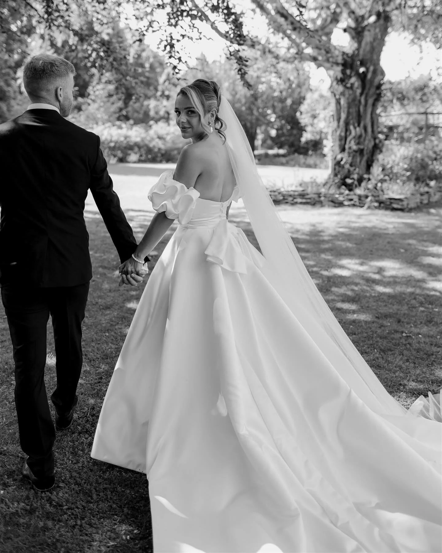 Absolute wedding of dreams 💫 Mr &amp; Mrs Smith 🪩🖤

Venue: @thegreattythebarn 
Bride: @hjayesmith 
Hair: @hairbykansas 
Mua: @roxiemakeupuk 
Florist: @theflowerhuttetbury 
Dress: @elysianbridal.australia 
Dress supplier: @lauramaybridal 
Dress Ate