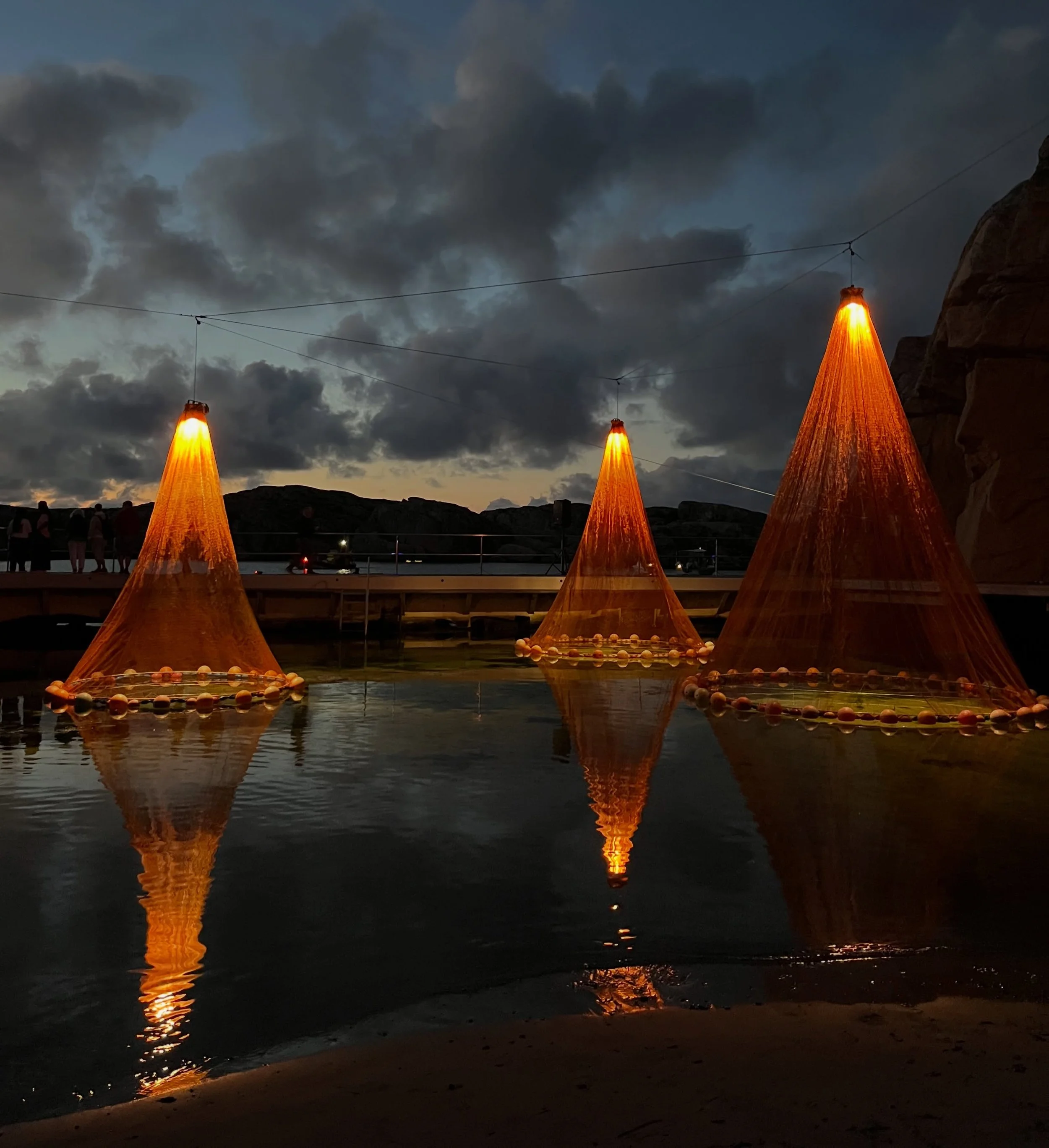 🌊 VESI, ILMA JA LIIKE &ndash; Heijastuksia kahden eri maailman v&auml;lisell&auml; rajalla @visualfestival ❤️ Kaksi Visual Festivalin teosta ottaa Botanian lammet osaksi itse teosta:

🌬️ SHAPES &ndash; @aleksandra_stratimirovic 
Tuulen liikkeest&au