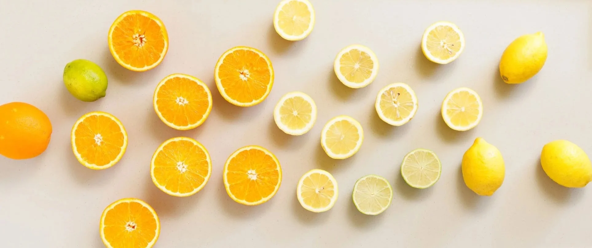 Arbeitsplatte mit aufgeschnittenen Orangen und Zitronen