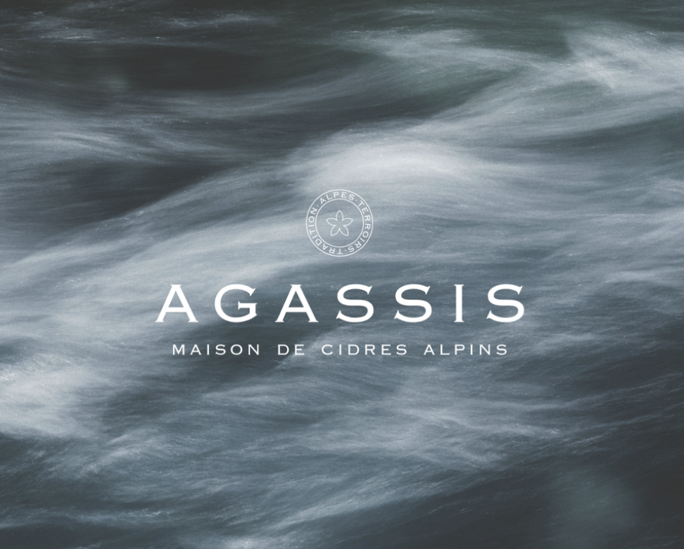 Image de vagues d'eau en mouvement avec le texte 'AGASSIS MAISON DE CIDRES ALPINS'.
