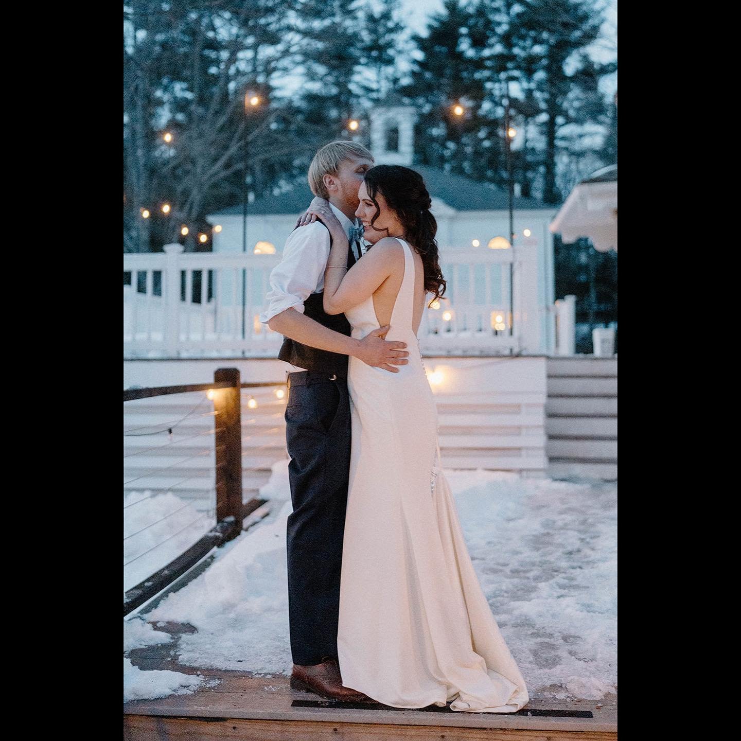 Stay cool this week friends ❄️
📸: @anastasiacreaserphotos 
.
.
.
#winterwedding #wedding #mainewedding #207 #weddingvenue #wolfandharp #maineweddingvenue #newengkandweddingvenue #realmaineweddings #dreamwedding #snowday #mainebride #2024bride #2025b
