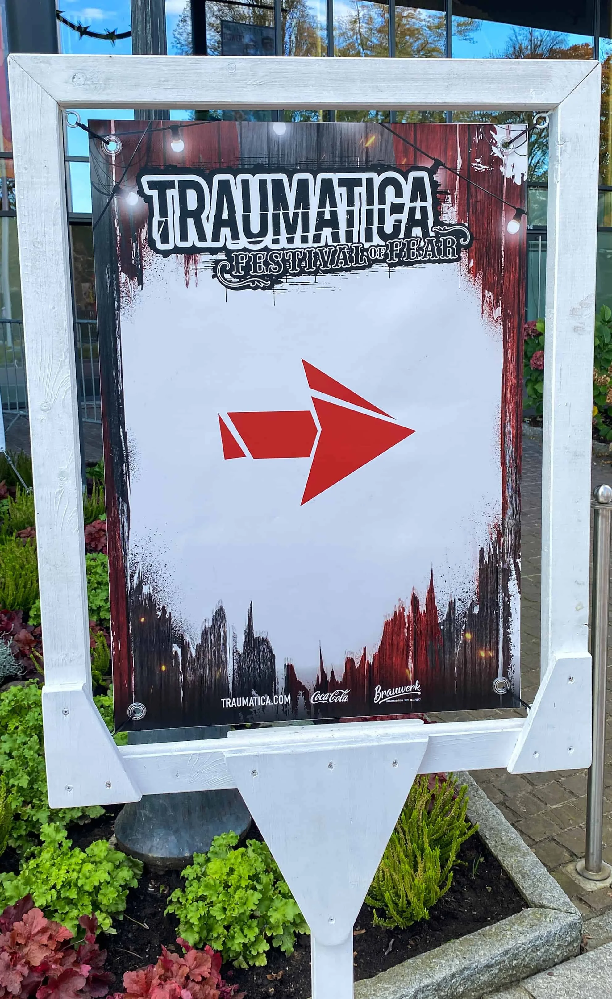 A red arrow sign pointing toward the Traumatica entrance at Europa-Park.