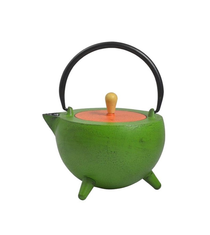 Are you having a cuppa with your Mam pals or are you planning a cocktail party with the girls?

Either way this unique and bold cast iron teapot needs to be in your kitchen!! 🍸☕️

It can keep your drinks hot or cold for whatever the occasion or weat