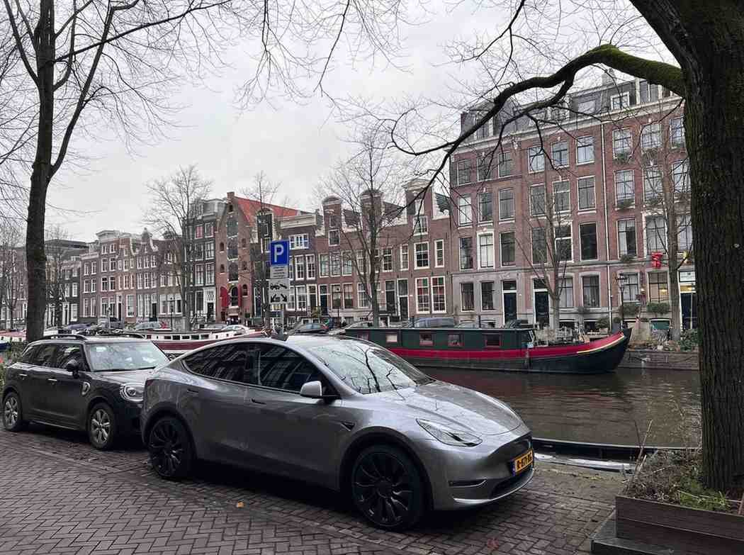 Tesla-Model-Y-Quicksilver-Germany-Parked-Outside_electricfelix (1).jpeg