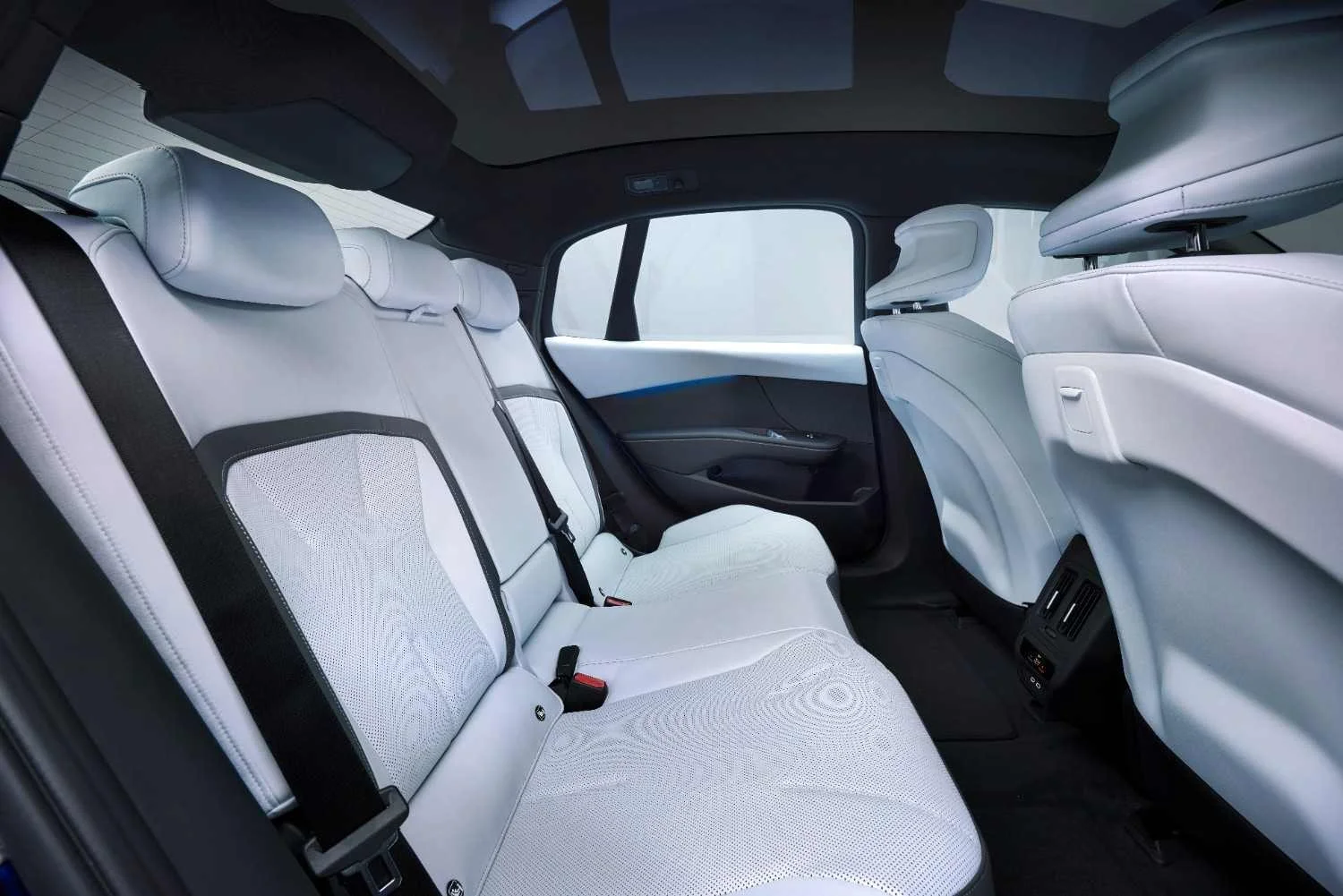 P90632253_highRes_the-new-bmw-i3-50-xd-100kb.jpg