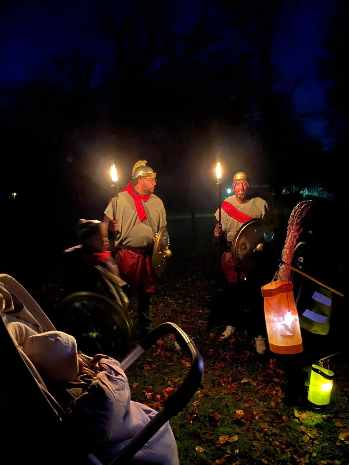 Afgelopen zaterdag hebben we voor de vierde keer op rij de feestdagen ingeluid met onze jaarlijkse #lichtjestocht 🐑 Kinderen konden met hun lampion een route lopen langs sc&egrave;nes van het #kerstverhaal! ⭐️ We zijn dankbaar voor iedereen die erbi