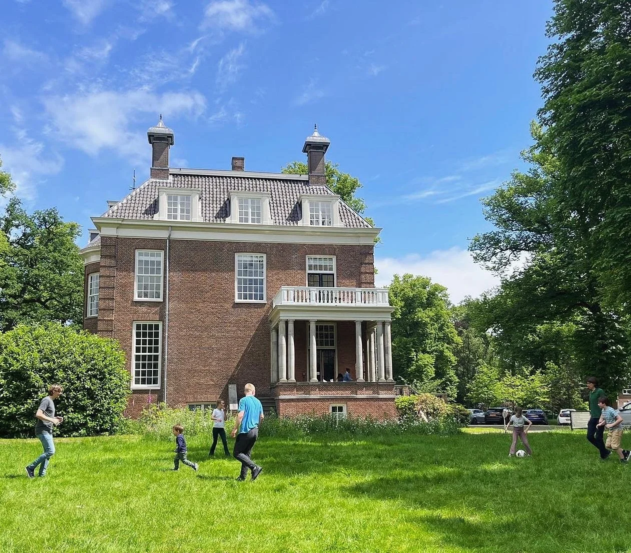 #PICKNICK 🧺 |  We kijken terug op een heerlijke picknick met de kindersabbatschool &amp; friends. #Eten 🍉, #spelen ⚽️, #spelletjes 🎳 en lots of #FUN ☀️ Thankful for our #churchcommunity 🧡 Laat de zomer maar komen 🙌🏽🤩 #adventkapelhth 🎈