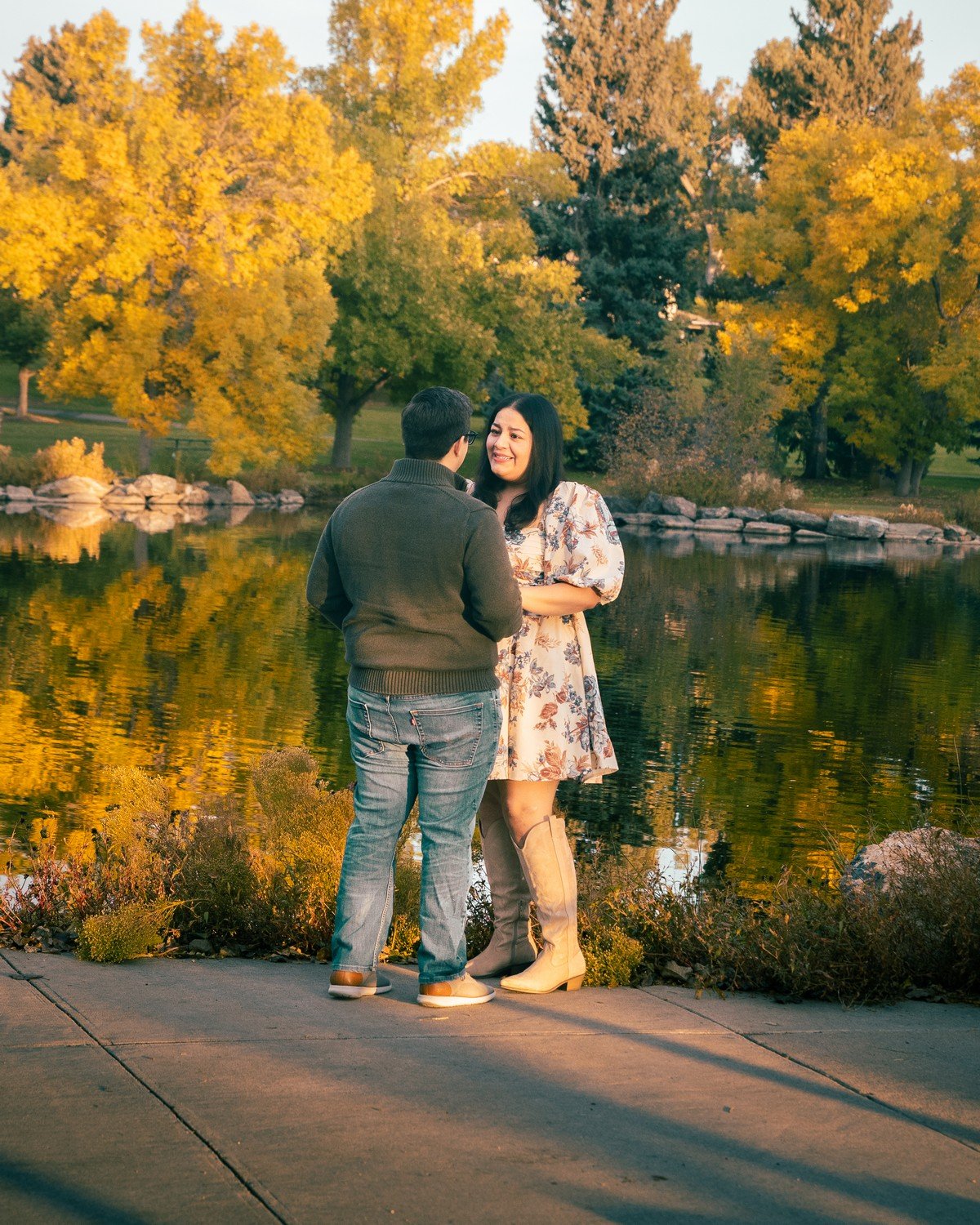 Romantic moment bertween a couple at Sterne Park.jpg