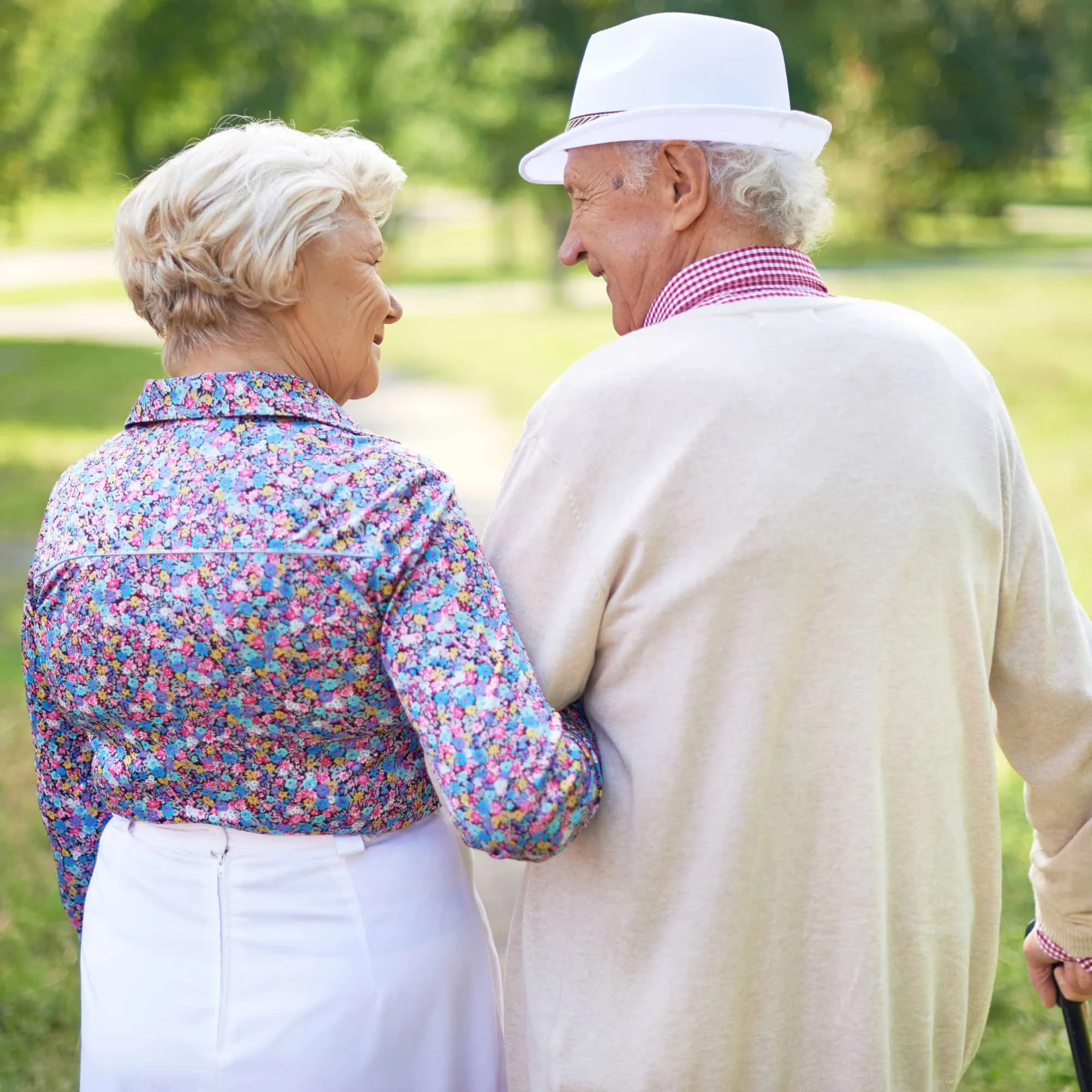 Elderly couple standing arm in arm, representing mobility and support in arthritis physiotherapy care.